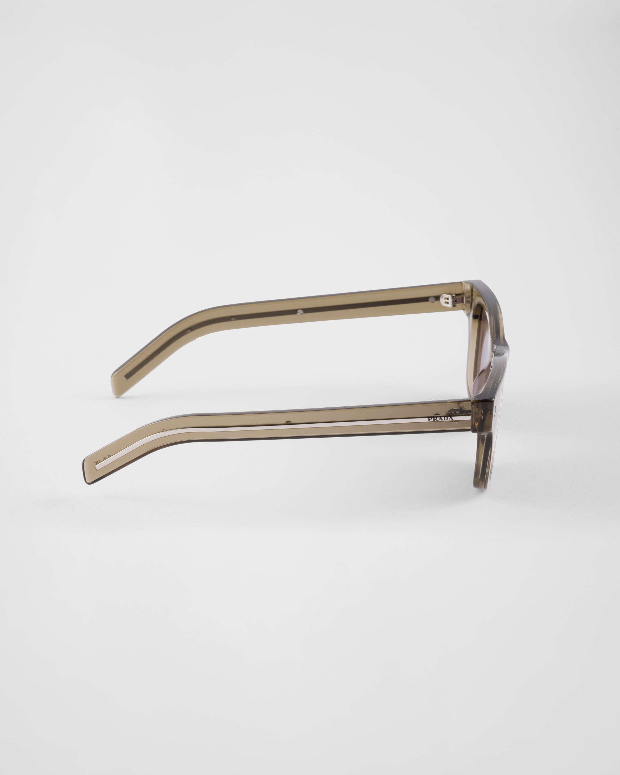 Sunglasses with the iconic metal plaque - 4