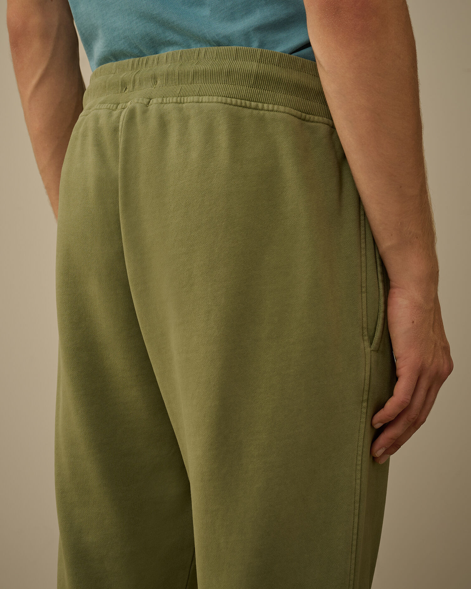 Brushed and Emerized Diagonal Fleece Cargo Lens Sweatpants - 6