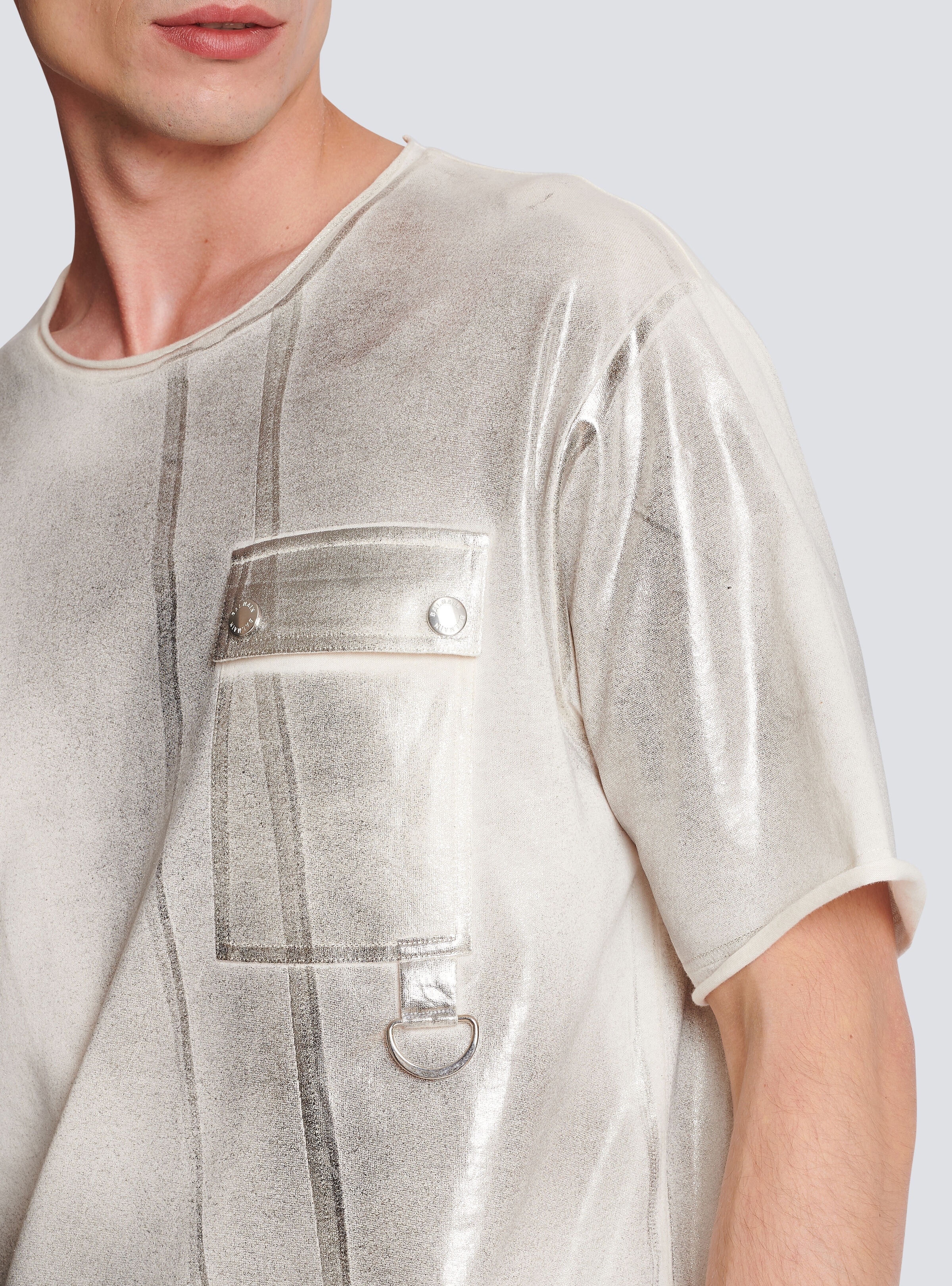 Asymmetrical eco-responsible cotton T-shirt with Balmain logo pleat print - 9