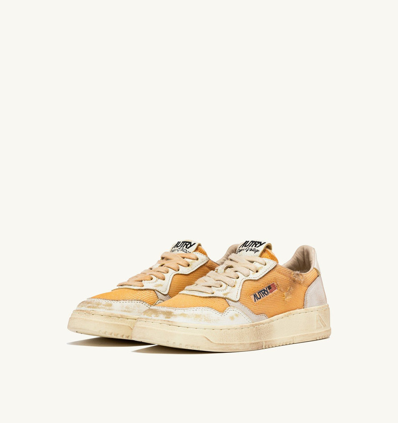 AUTRY MEDALIST LOW SUPER VINTAGE SNEAKERS IN ORANGE AND WHITE LEATHER AND MESH outlook