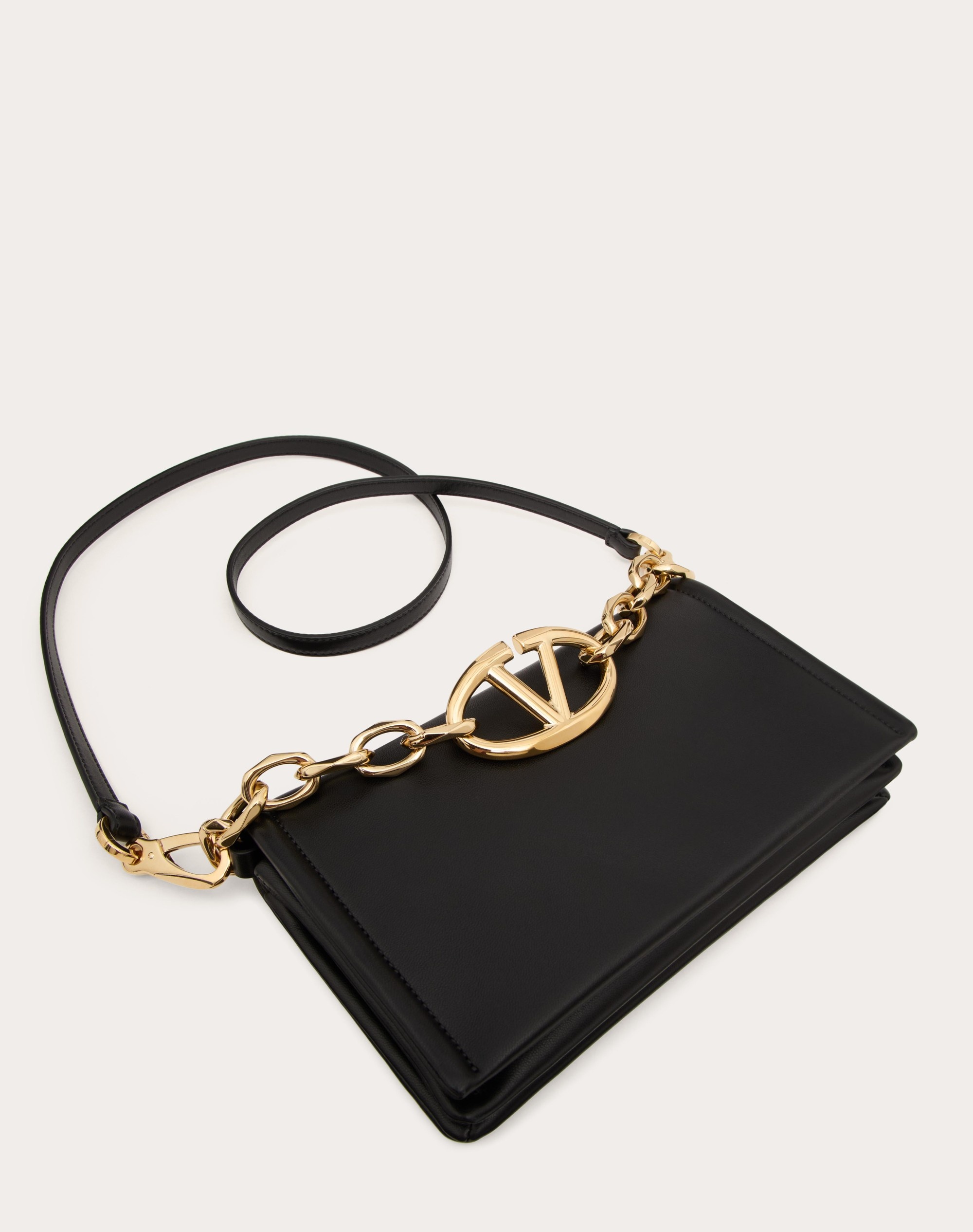 【関税込み】VALENTINO GARAVANI 'VLOGO CHAIN' CLUTCH BAG Valentino Garavani Vlogo Chain Clutch Bag - Black - 20% Off