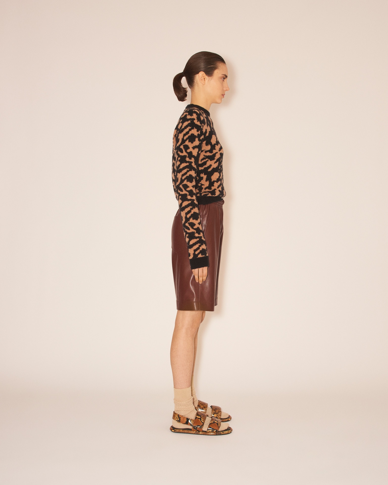 MUNIRA - Karate silouette OKOBOR™ alt-leather shorts - Plum chutney - 4