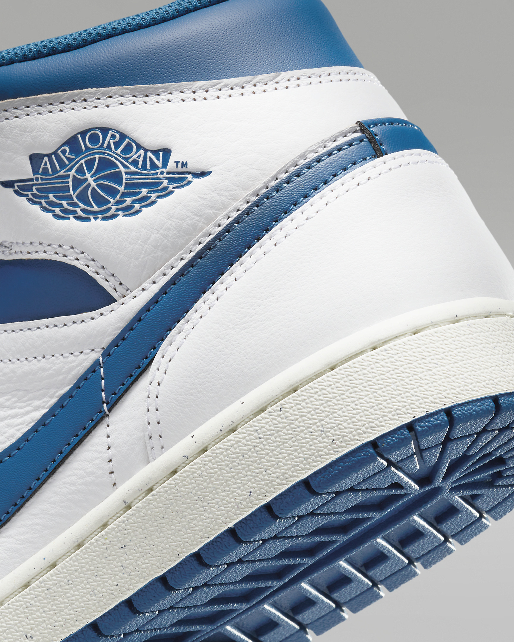 Men's Air Jordan 1 Mid SE Shoes - 8