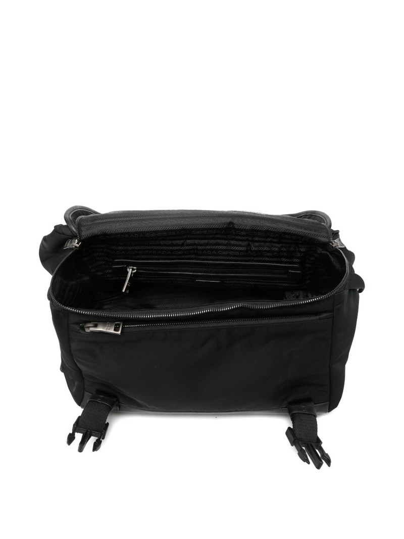 buckle-fastening shoulder bag 5