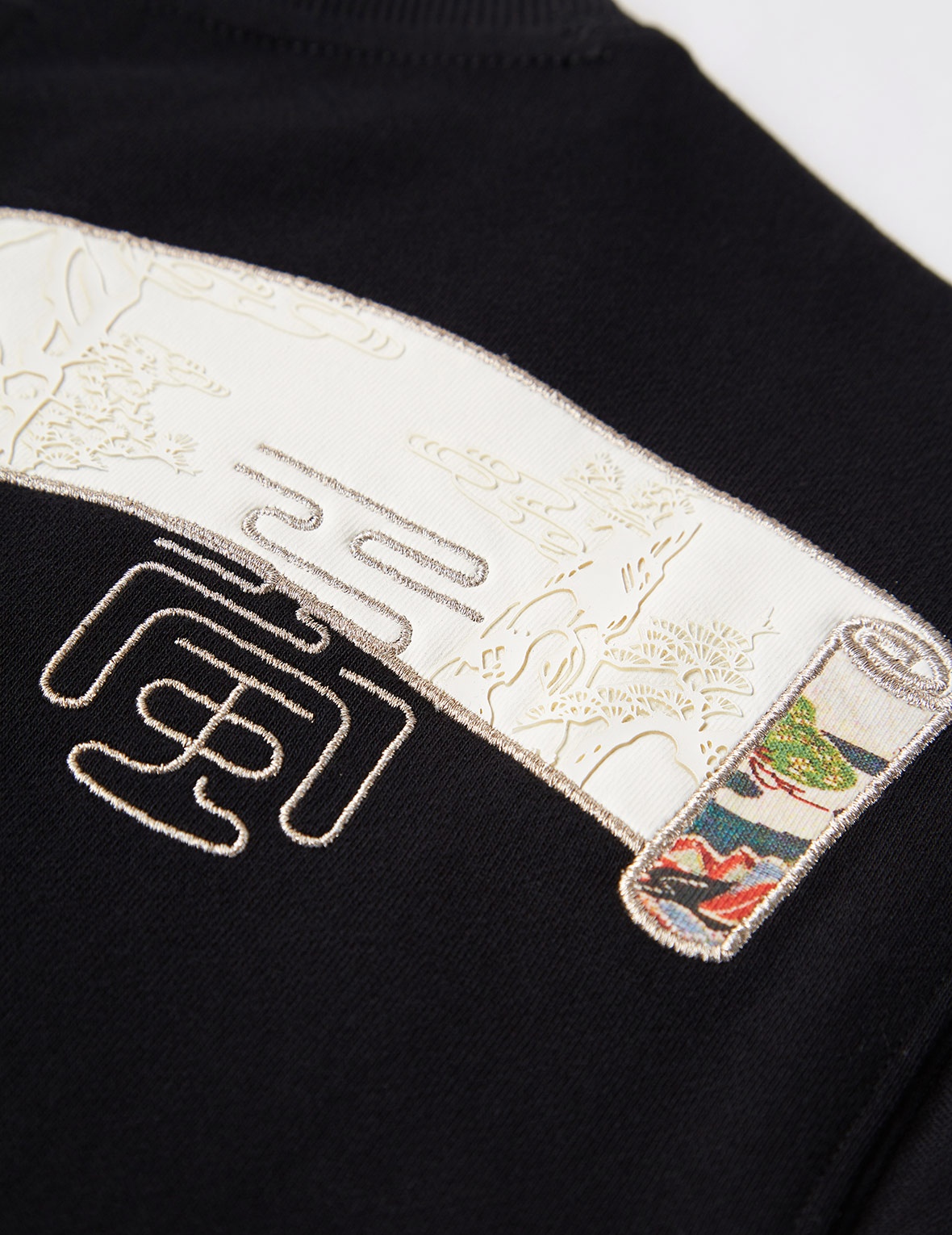 KAMON FOIL-PRINT AND SCROLL DAICOCK APPLIQUÉ SWEATSHIRT - 8