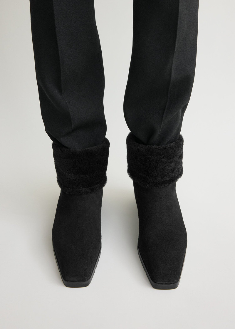 Totême Fold-down shearling boots black outlook