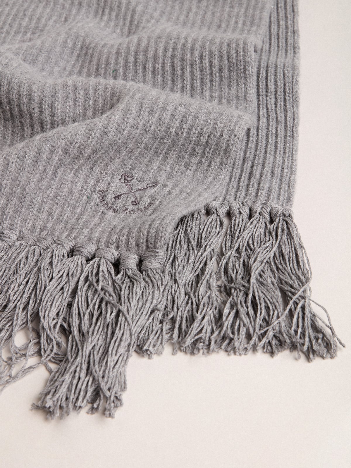 Gray ribbed wool scarf - 2