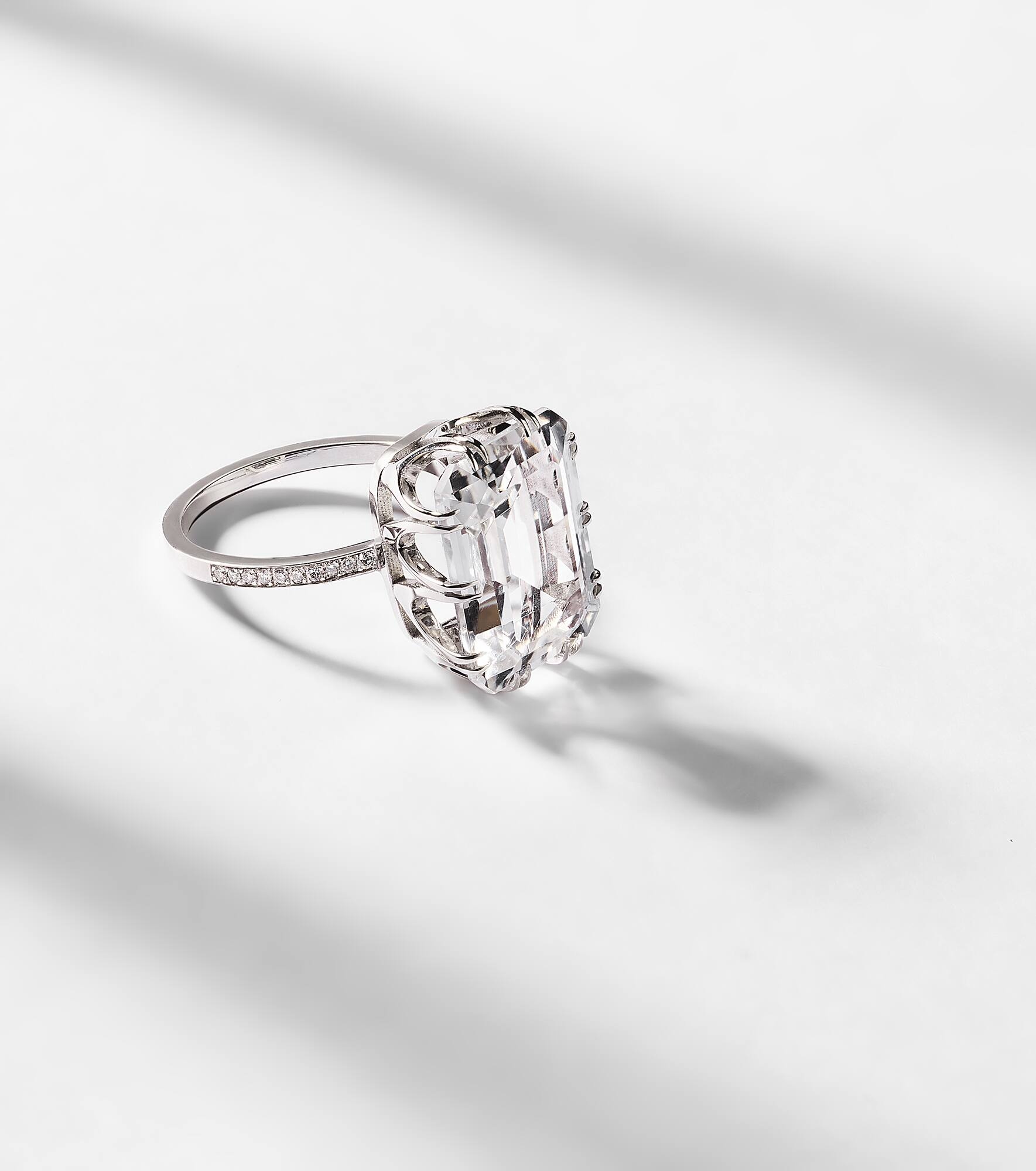 Oblong 18kt white gold ring with topaz and diamonds - 5