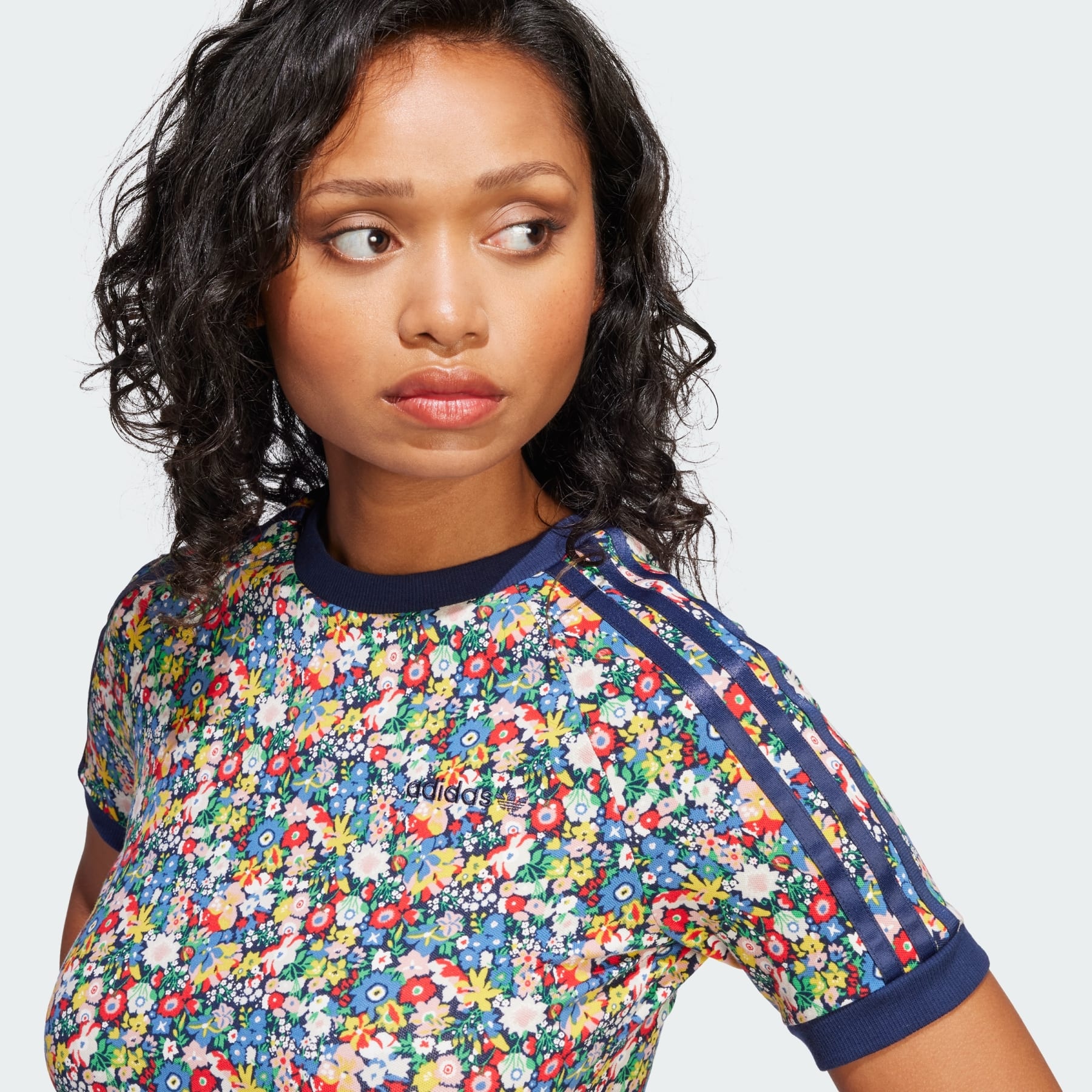 ★人気★adidas★CALI TEE ユニセックス ペアアイテム adidas（アディダス）の「CALI TEE / アディダスオリジナルス