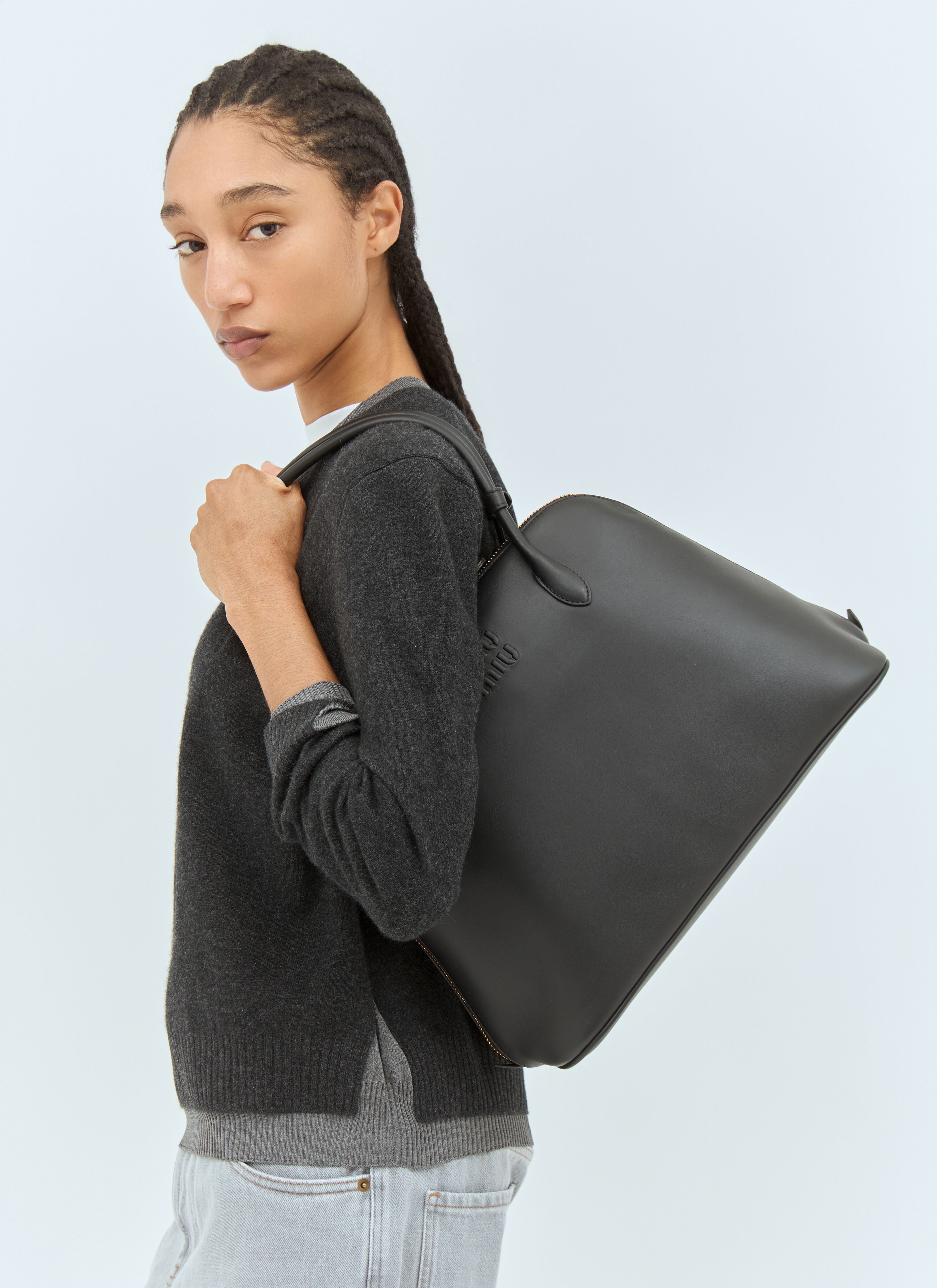 Miu Miu｜ (5BE090 2CRM F0002) Miu Miu Logo Embossed Leather Handbag | REVERSIBLE