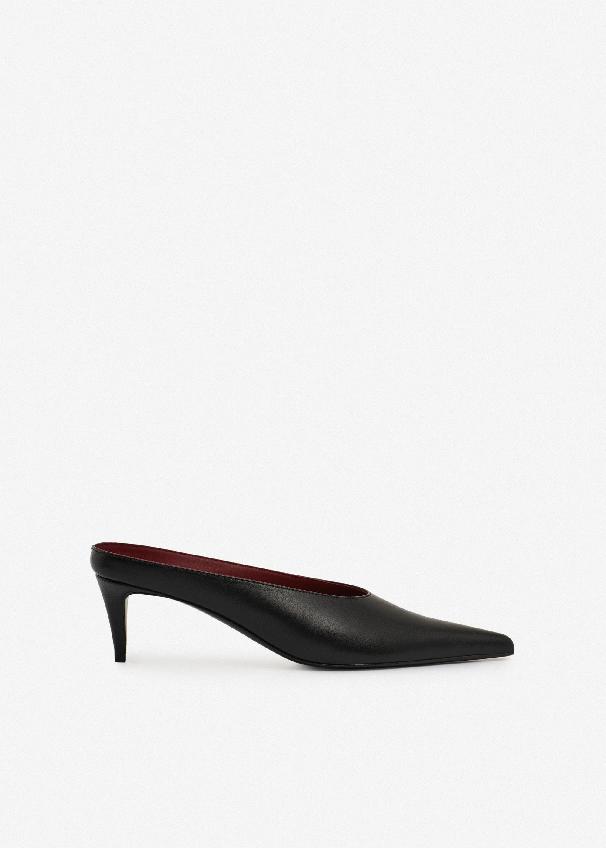 Pointed-toe kitten heel mules in black leather - 1