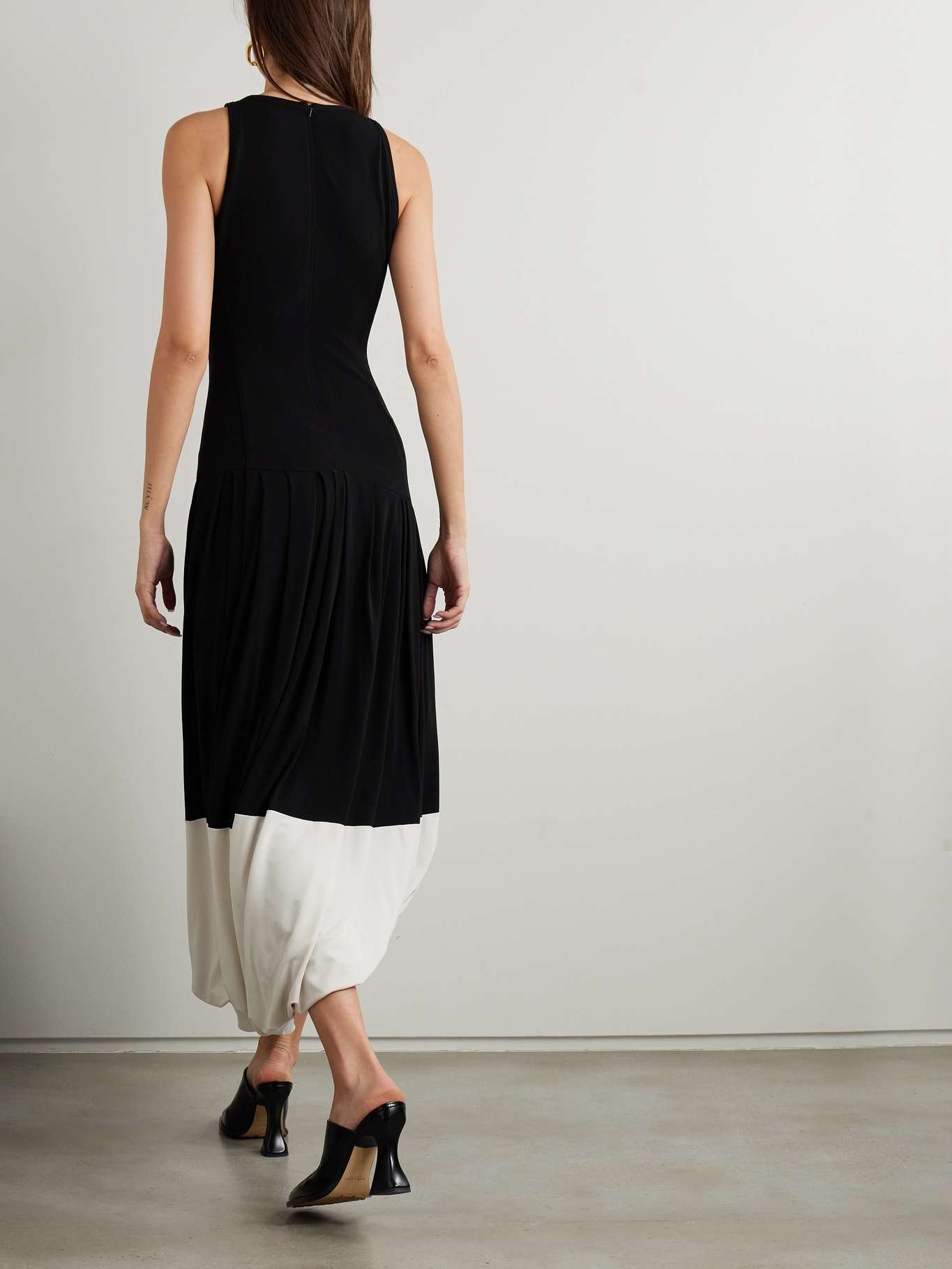 Asymmetric two-tone gathered stretch-jersey midi dress - 3
