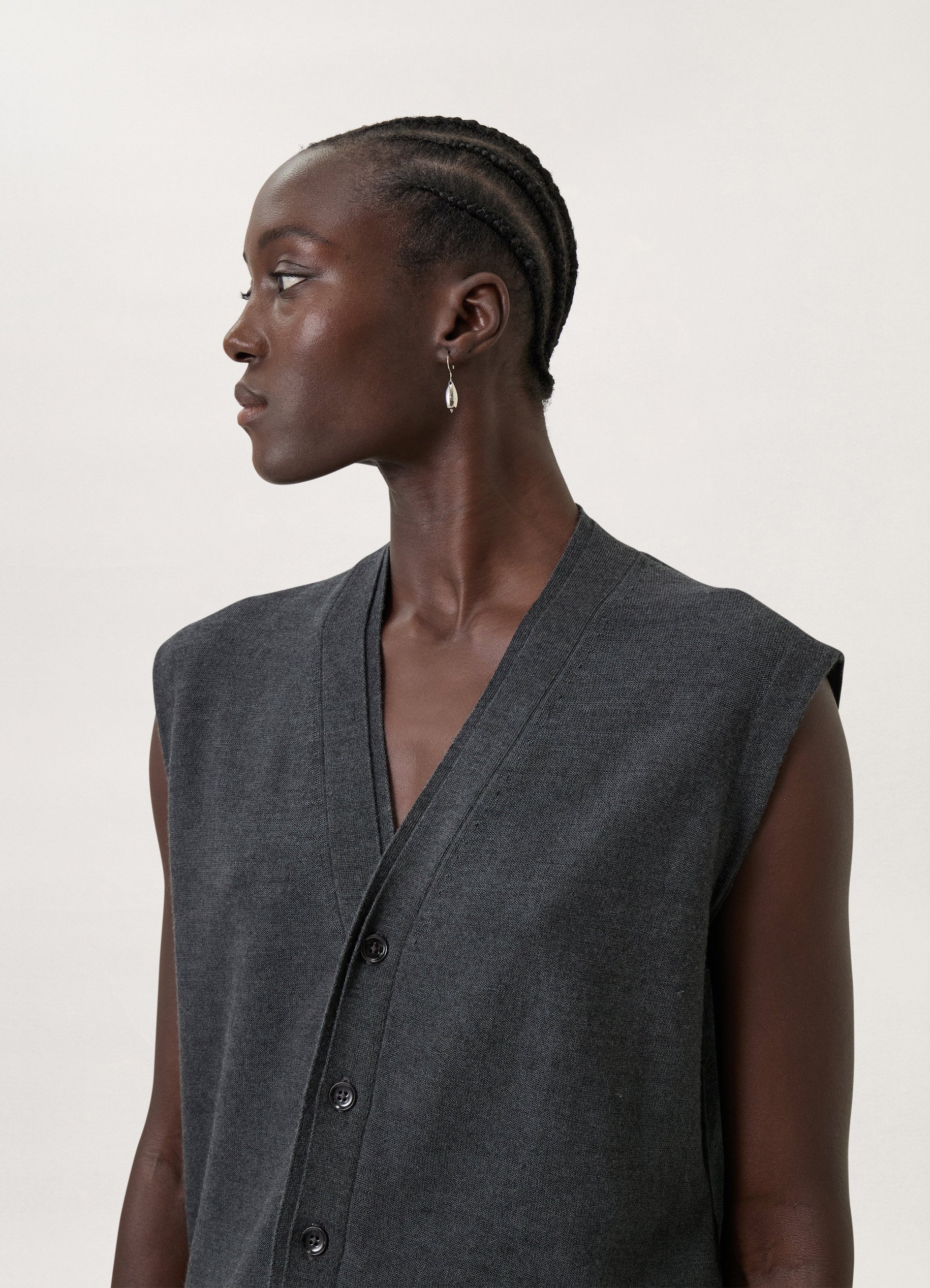 SLEEVELESS TWISTED CARDIGAN
MERINO BLEND - 4