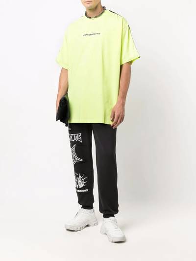 VETEMENTS logo-trim T-shirt outlook