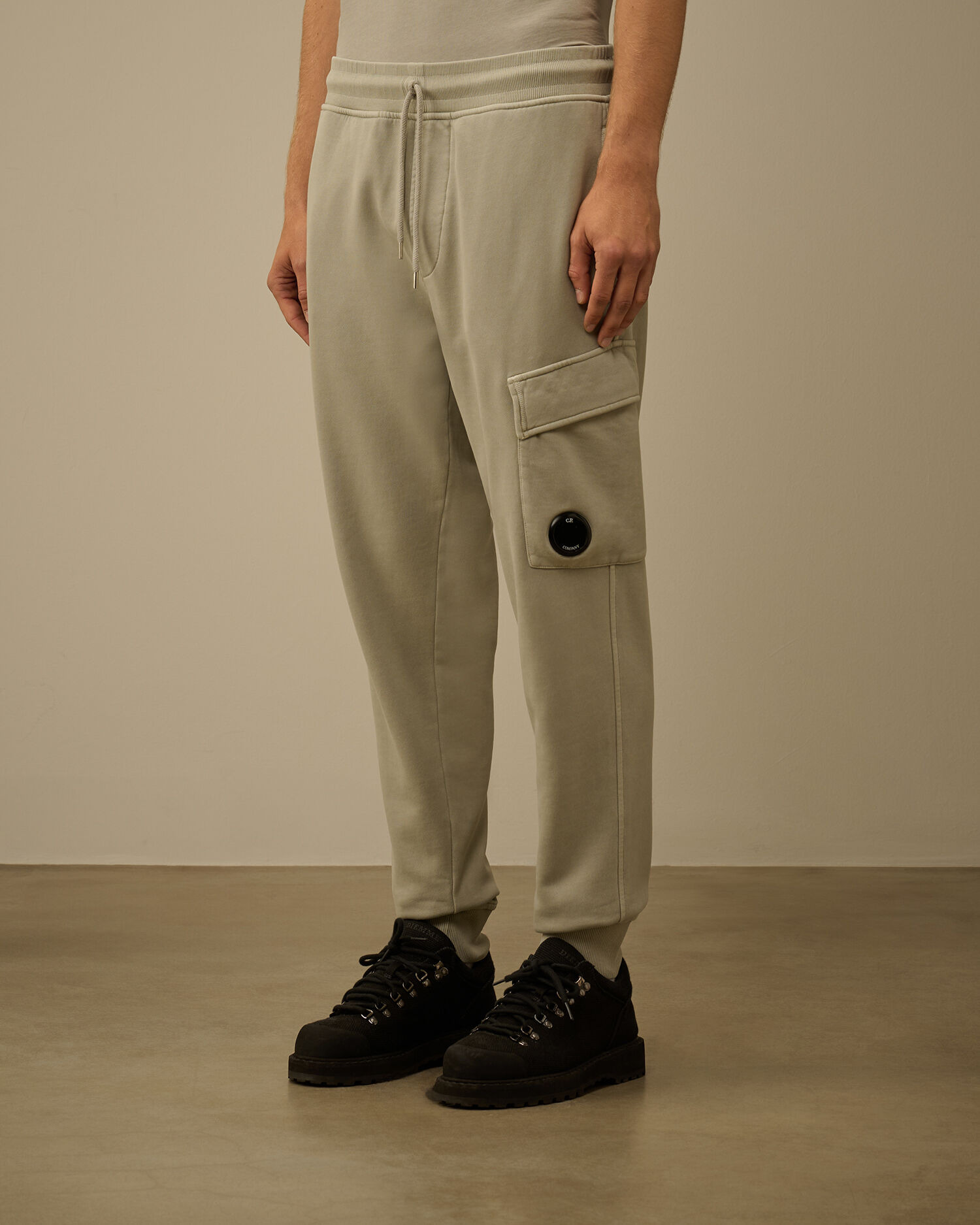 Brushed and Emerized Diagonal Fleece Cargo Lens Sweatpants - 3
