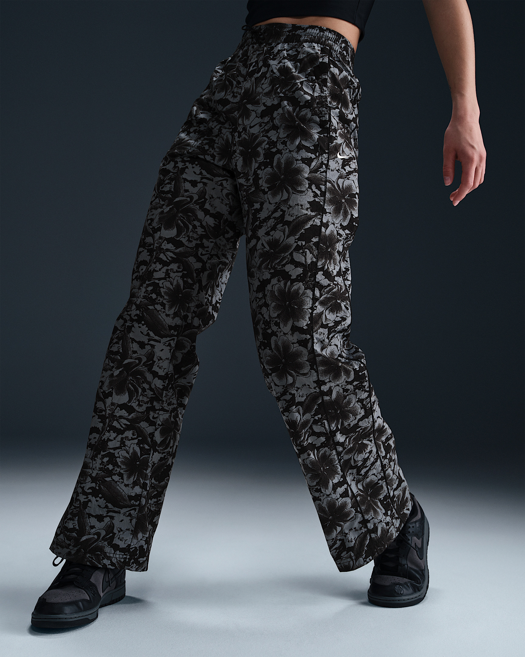 Nike Sportswear Windrunner Women's UV Protection Mid-Rise Woven Printed Pants - 2
