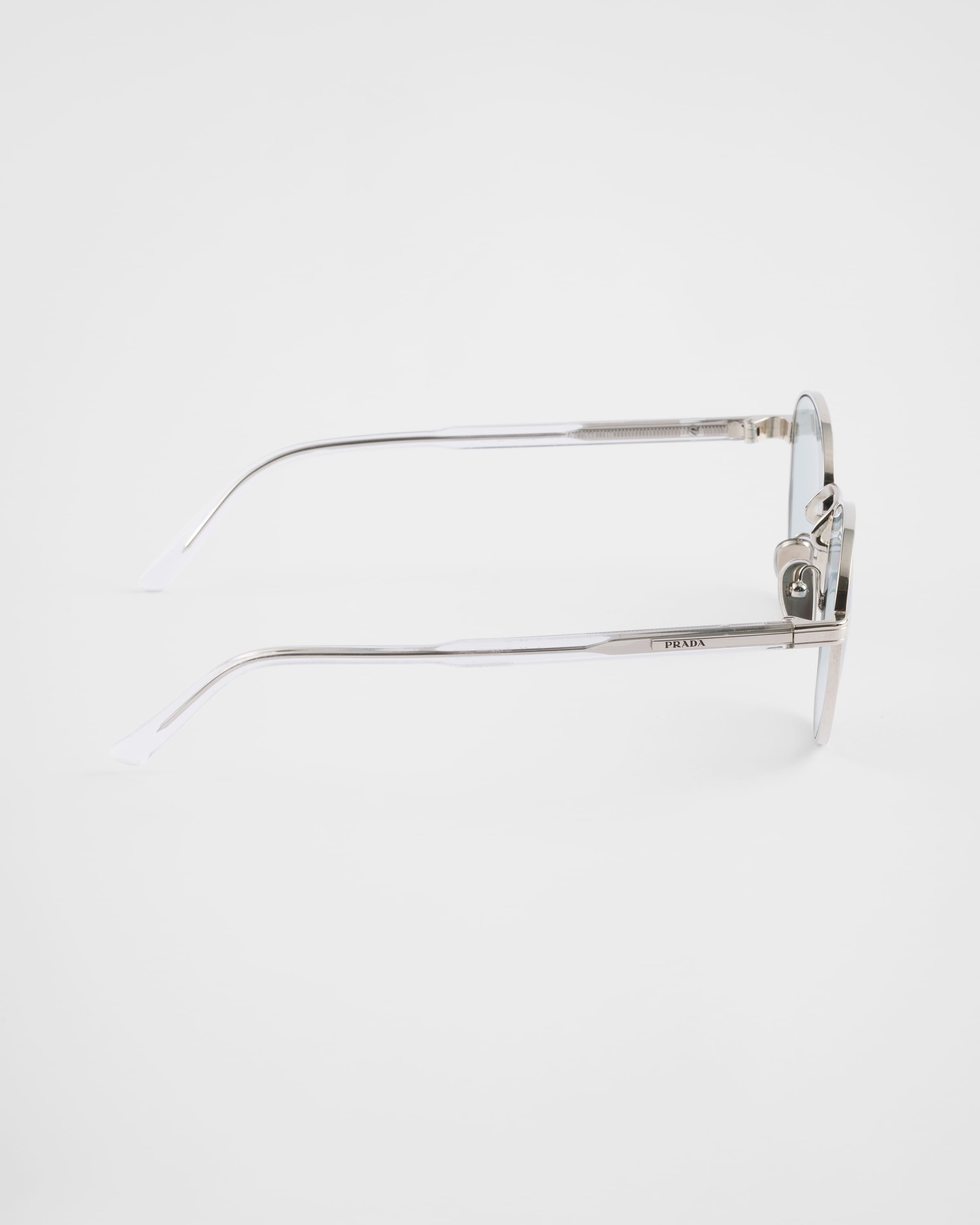 Sunglasses with the iconic metal plaque - 4