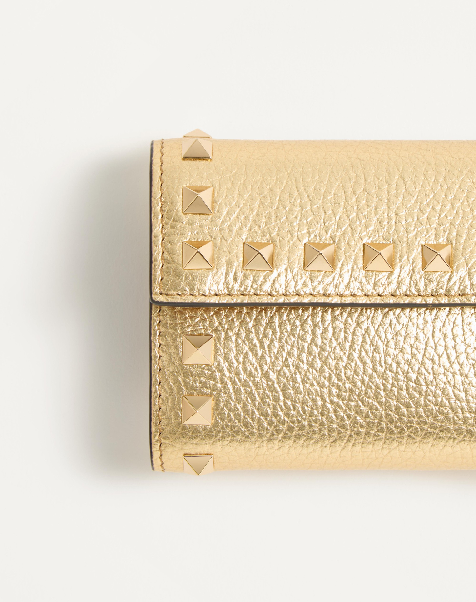 ROCKSTUD TRIFOLD WALLET IN LAMINATED GRAINY CALFSKIN - 2
