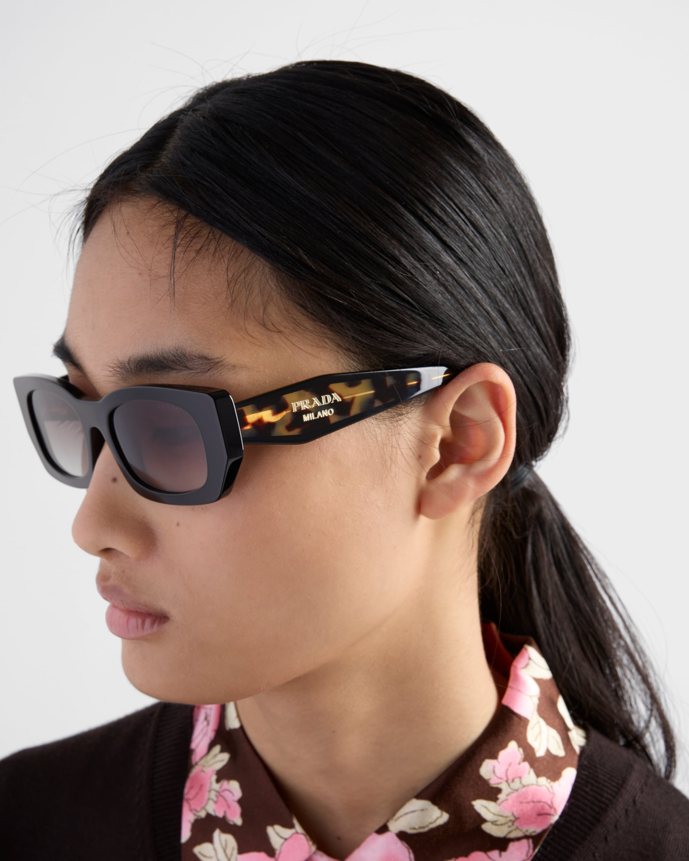 Sunglasses with the Prada logo - 2