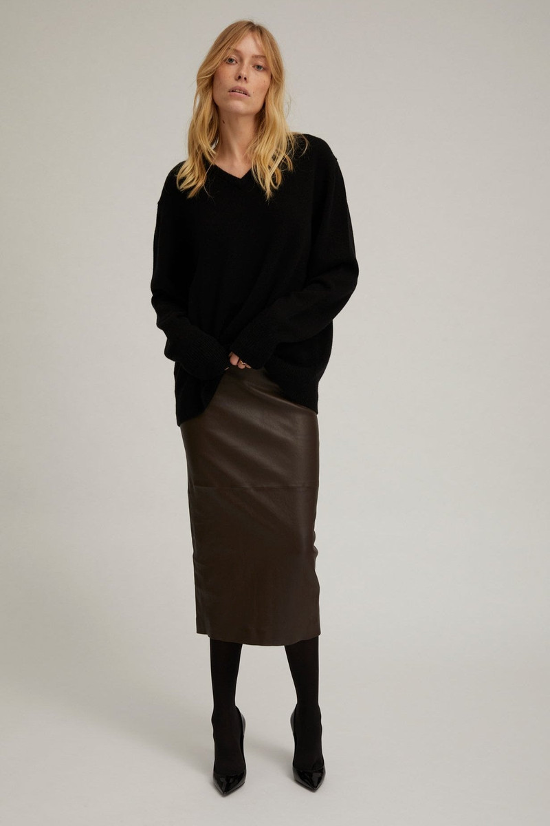 SPRWMN BLACK CASHMERE V-NECK BOYFRIEND SWEATER outlook