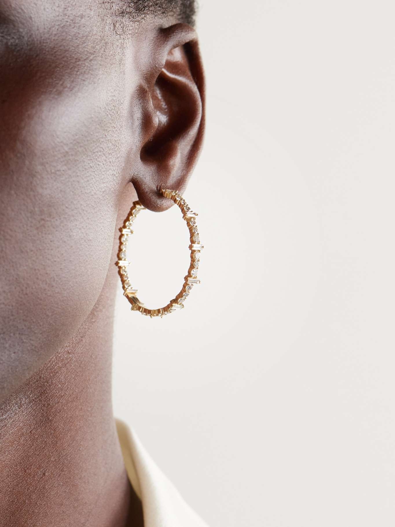 Cosmic medium 18-karat gold diamond hoop earrings - 2
