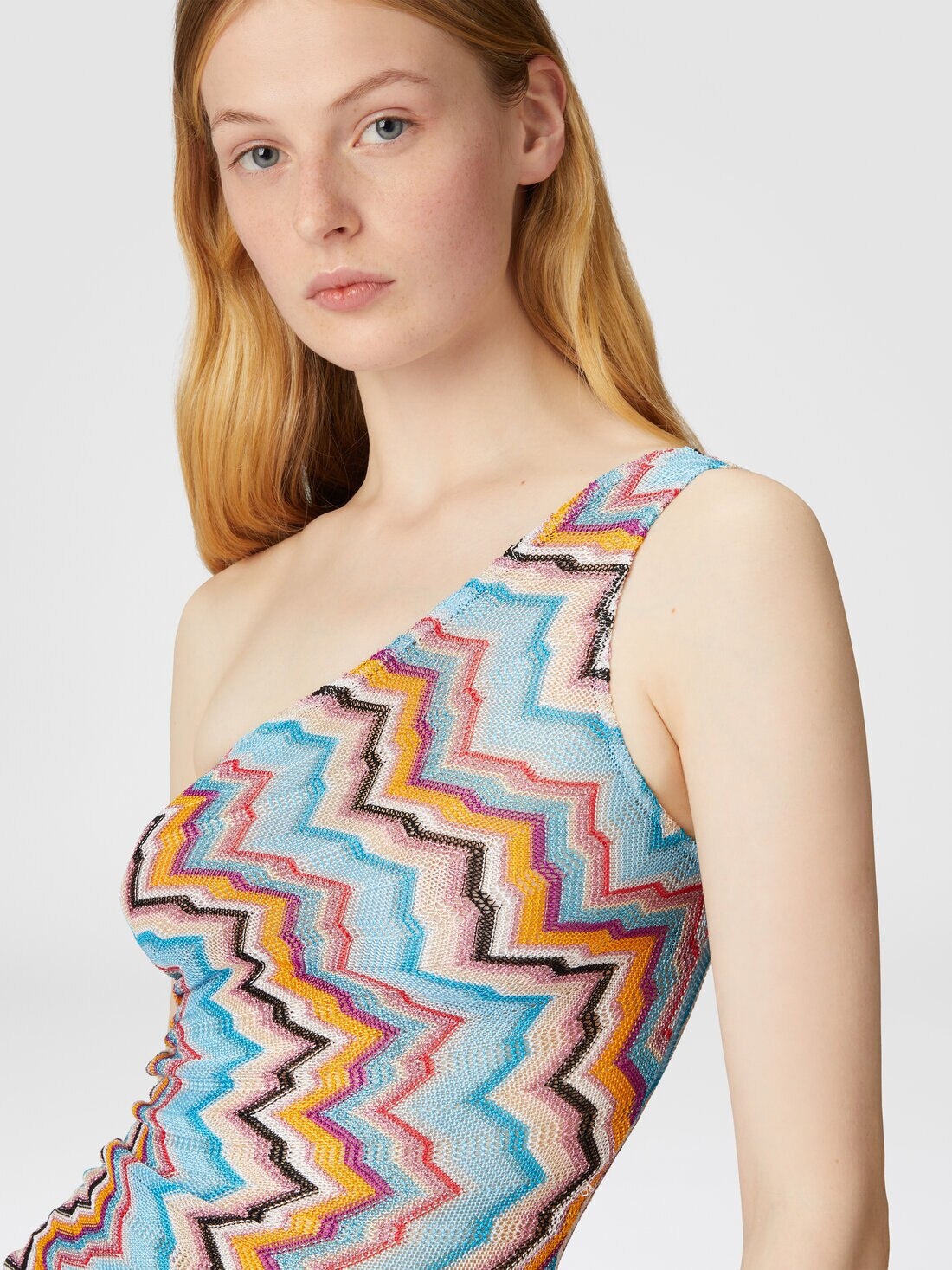 Short one-shoulder cover-up with zig zag pattern - 5