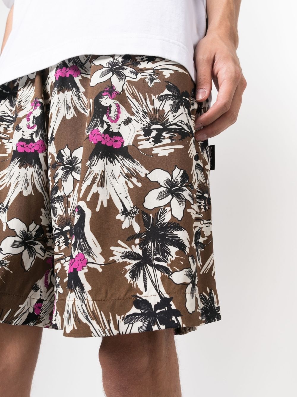 all-over graphic-print shorts - 5