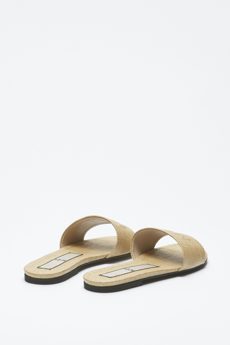 N°21 LOGO-EMBOSSED SLIDES outlook