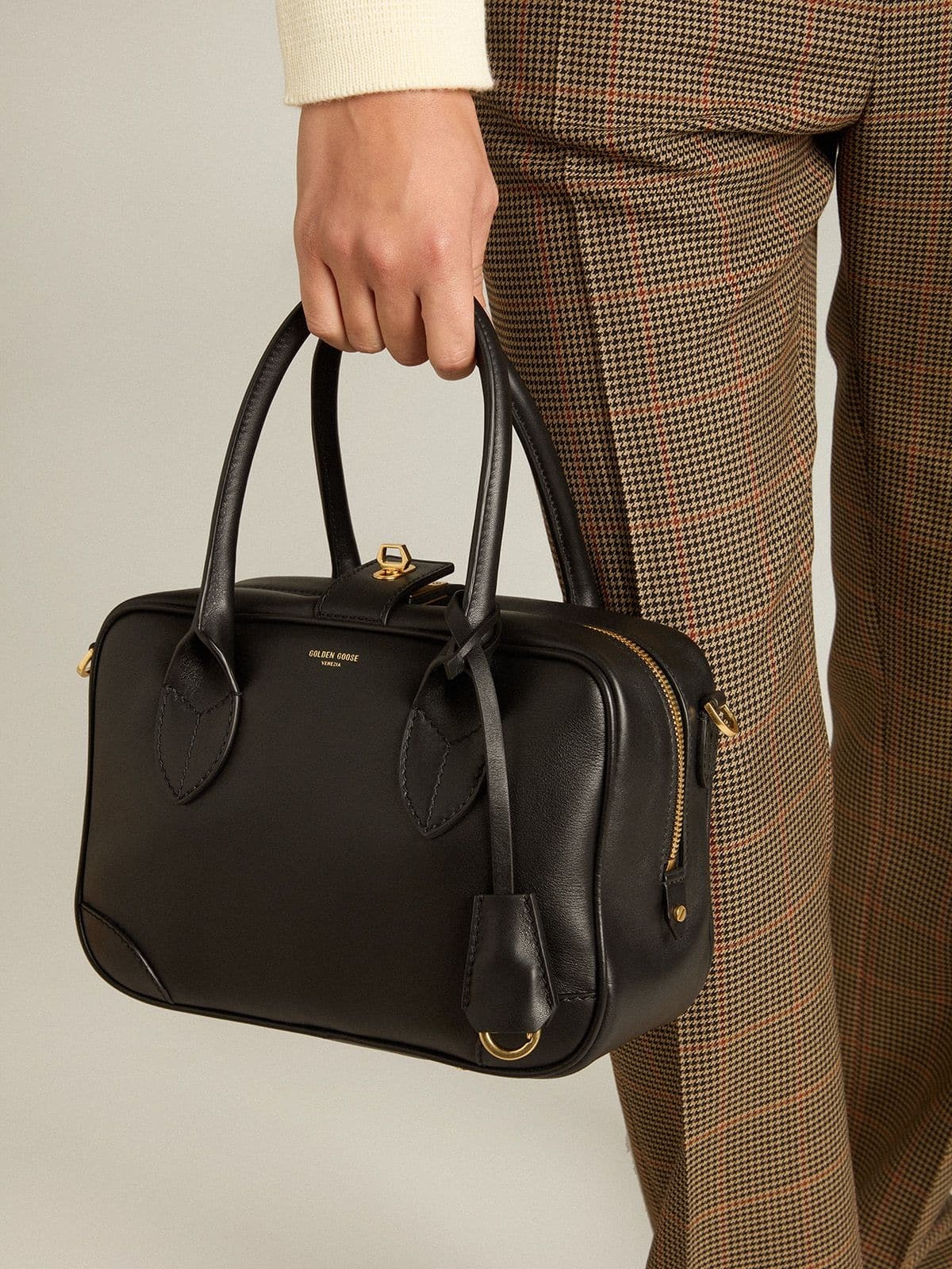 Vita Bag in smooth black leather with gold details - 3