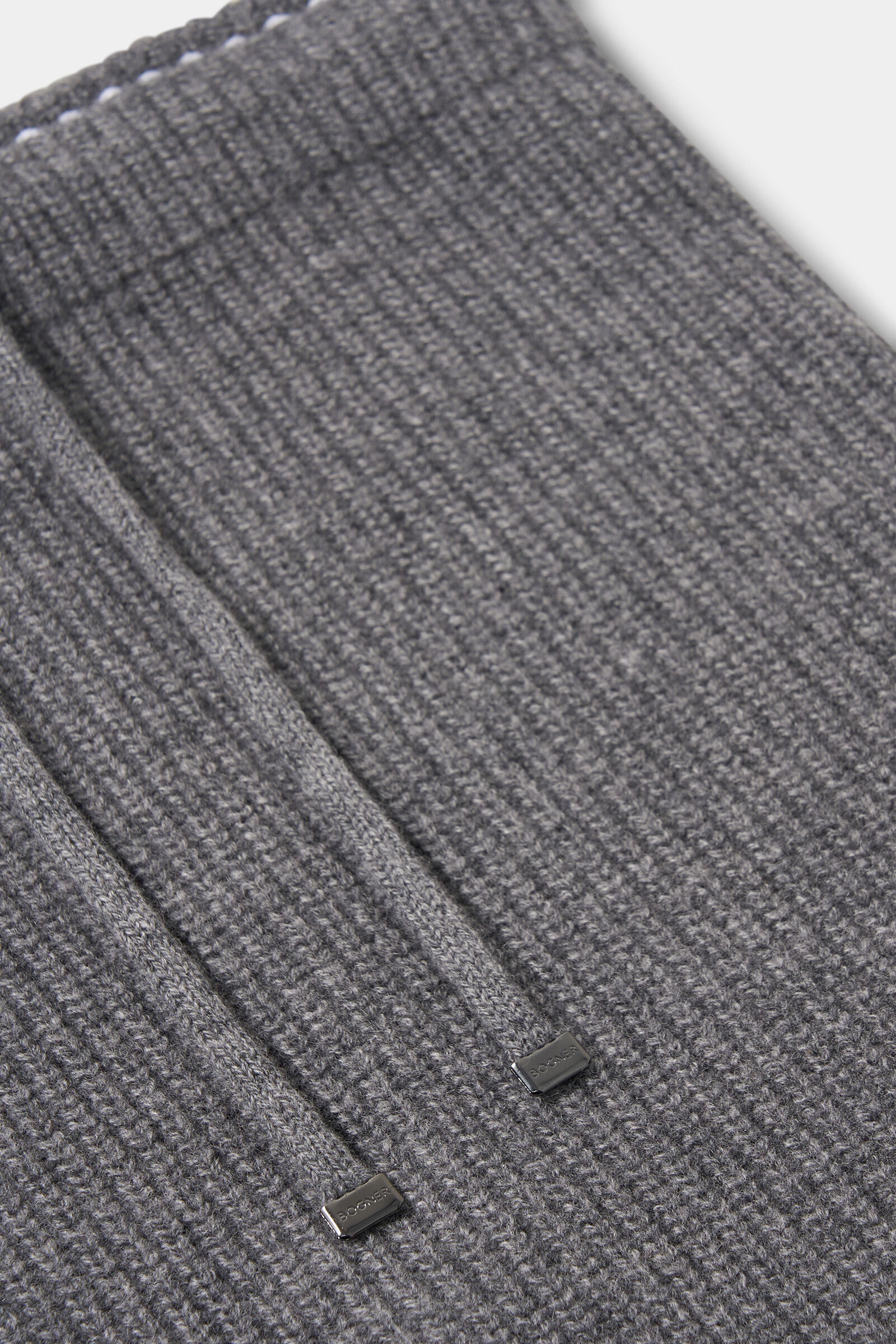 Merve loop scarf in Anthracite - 3