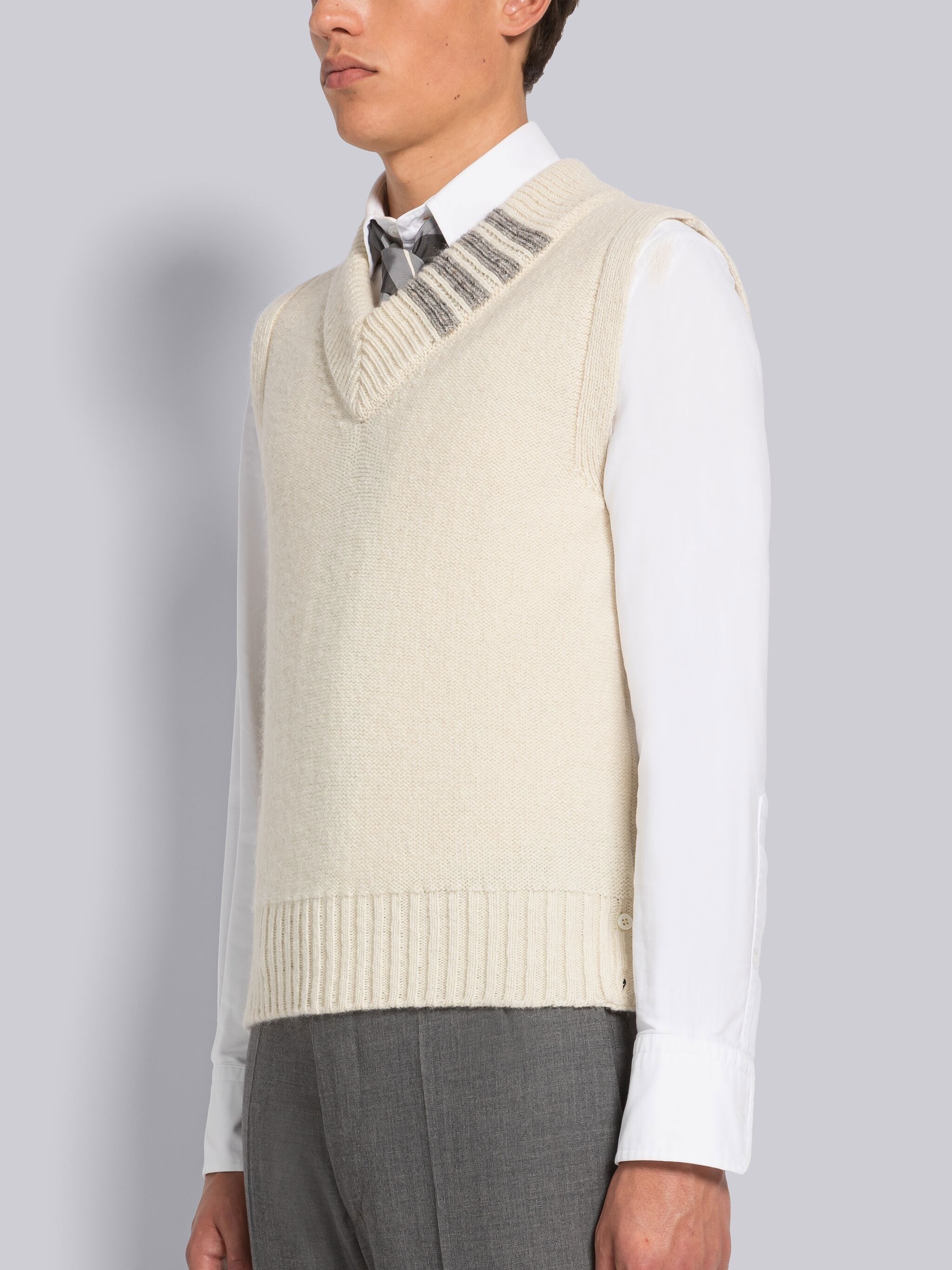 REVERSE JERSEY STITCH DONEGAL 4-BAR V-NECK VEST - 2