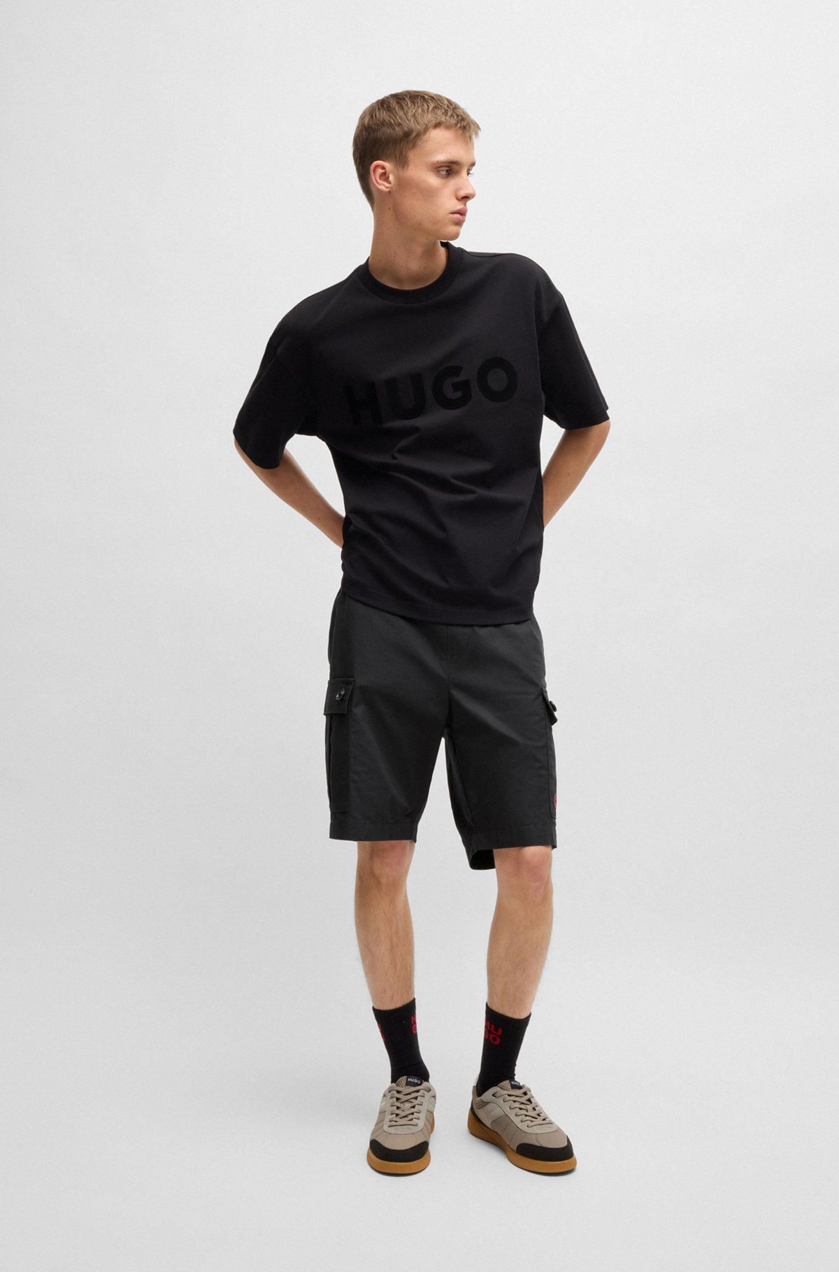 STRUCTURED-COTTON SHORTS WITH RED LOGO LABEL - 3