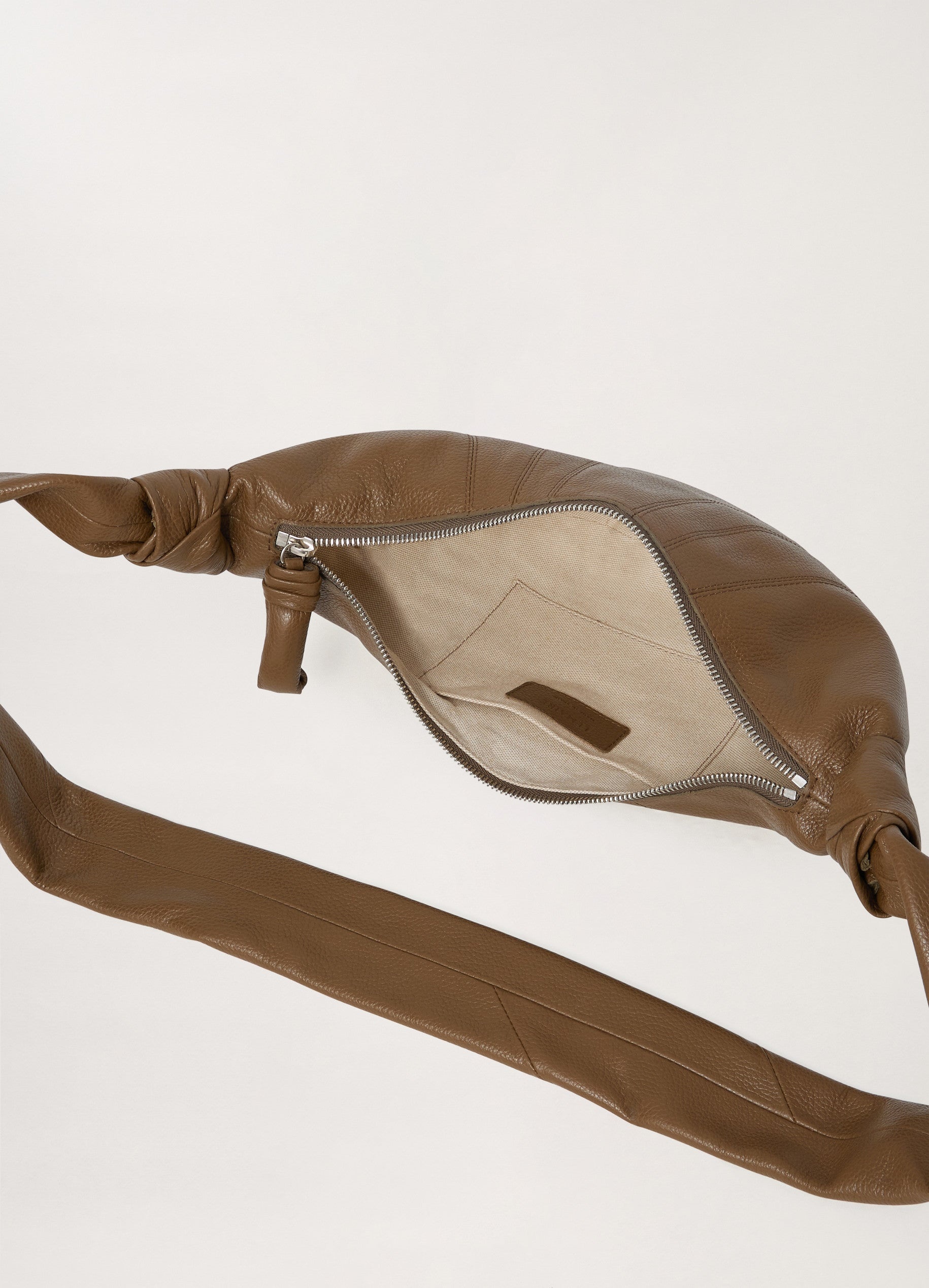 SMALL CROISSANT BAG
GRAINED LEATHER - 13