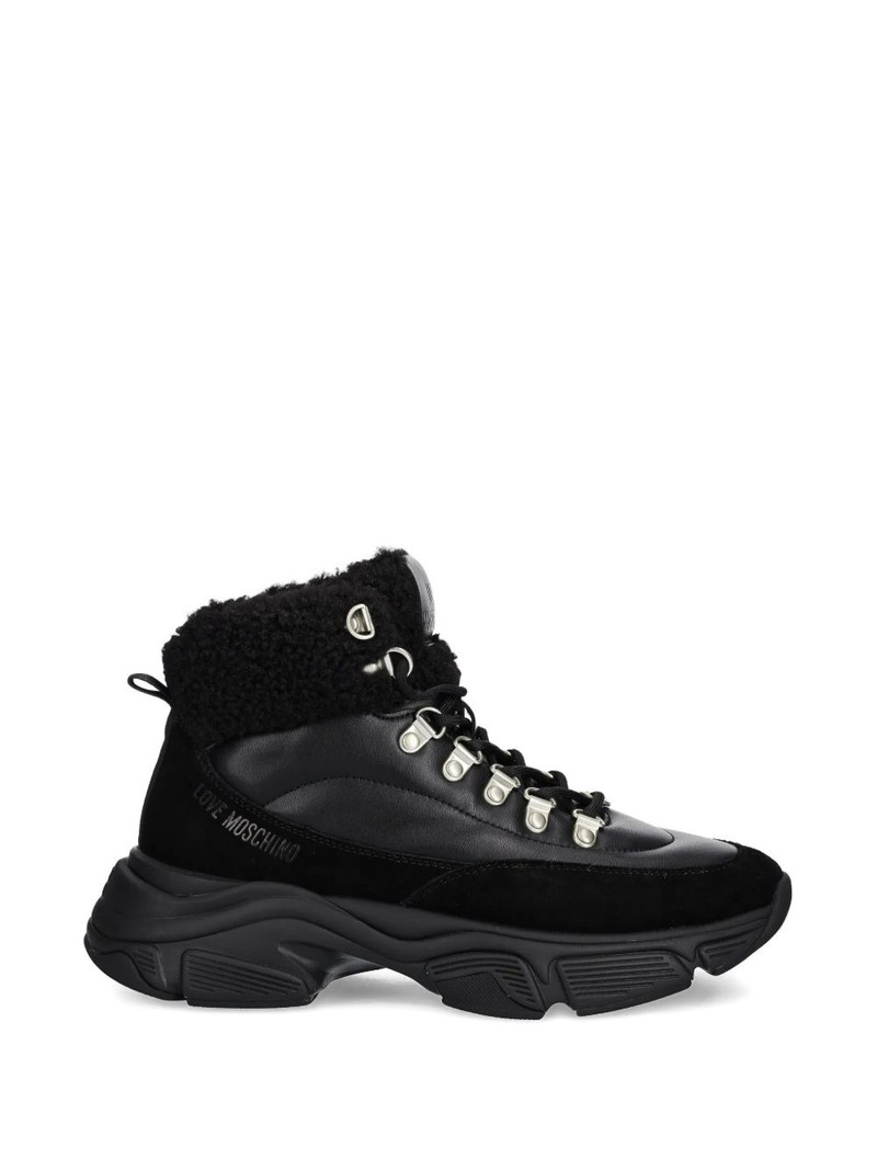 logo-detail boots 1