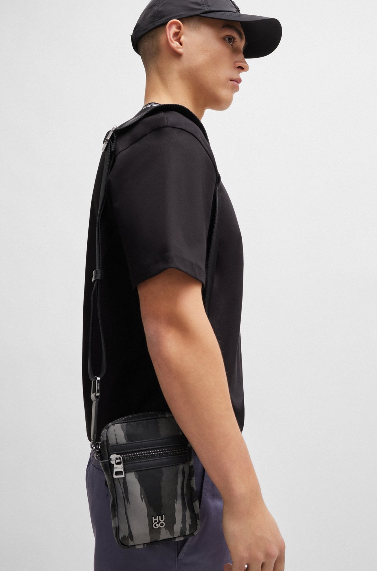 STACKED-LOGO REPORTER BAG WITH SEASONAL PATTERN - 4