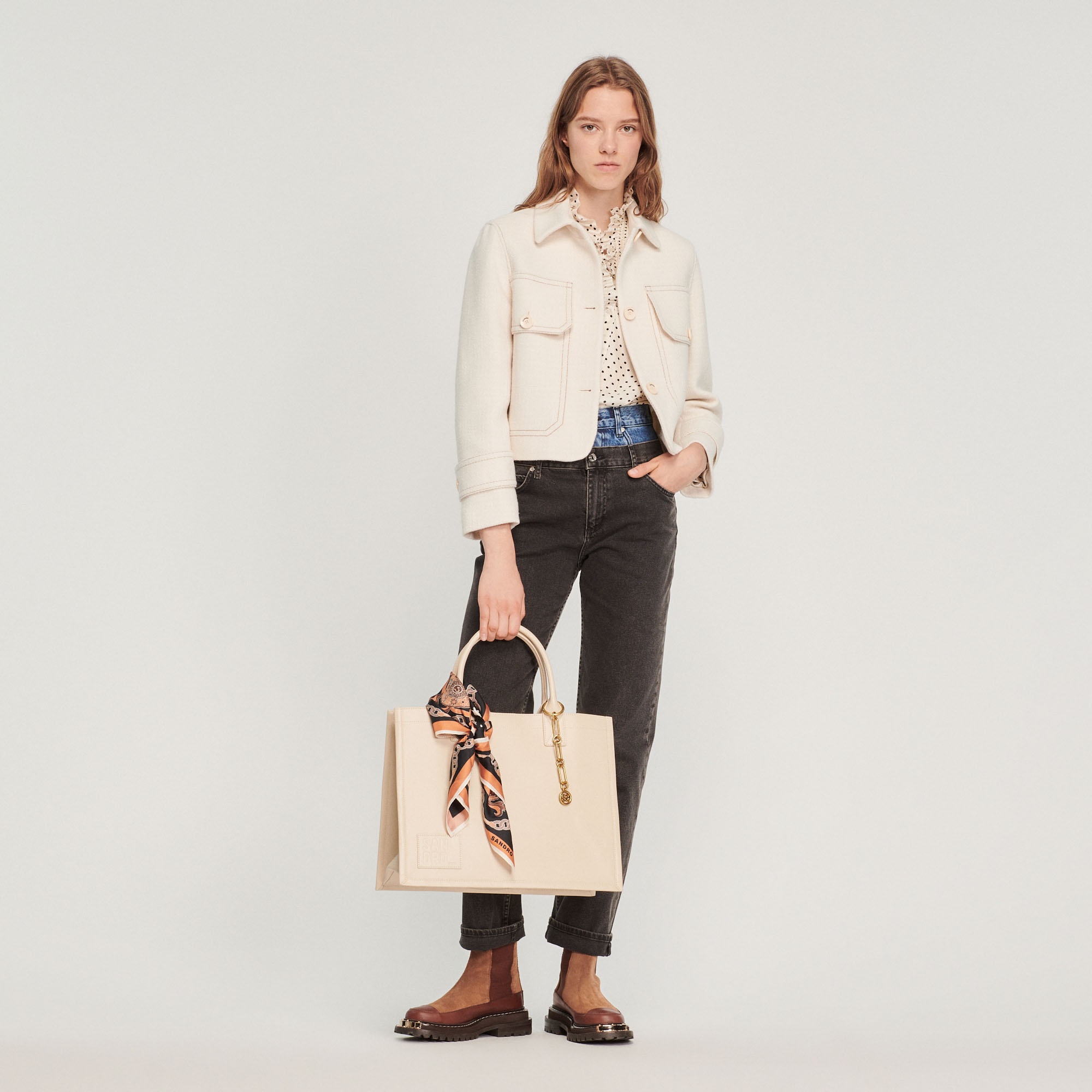 Leather tote bag with chain jewellery - 2