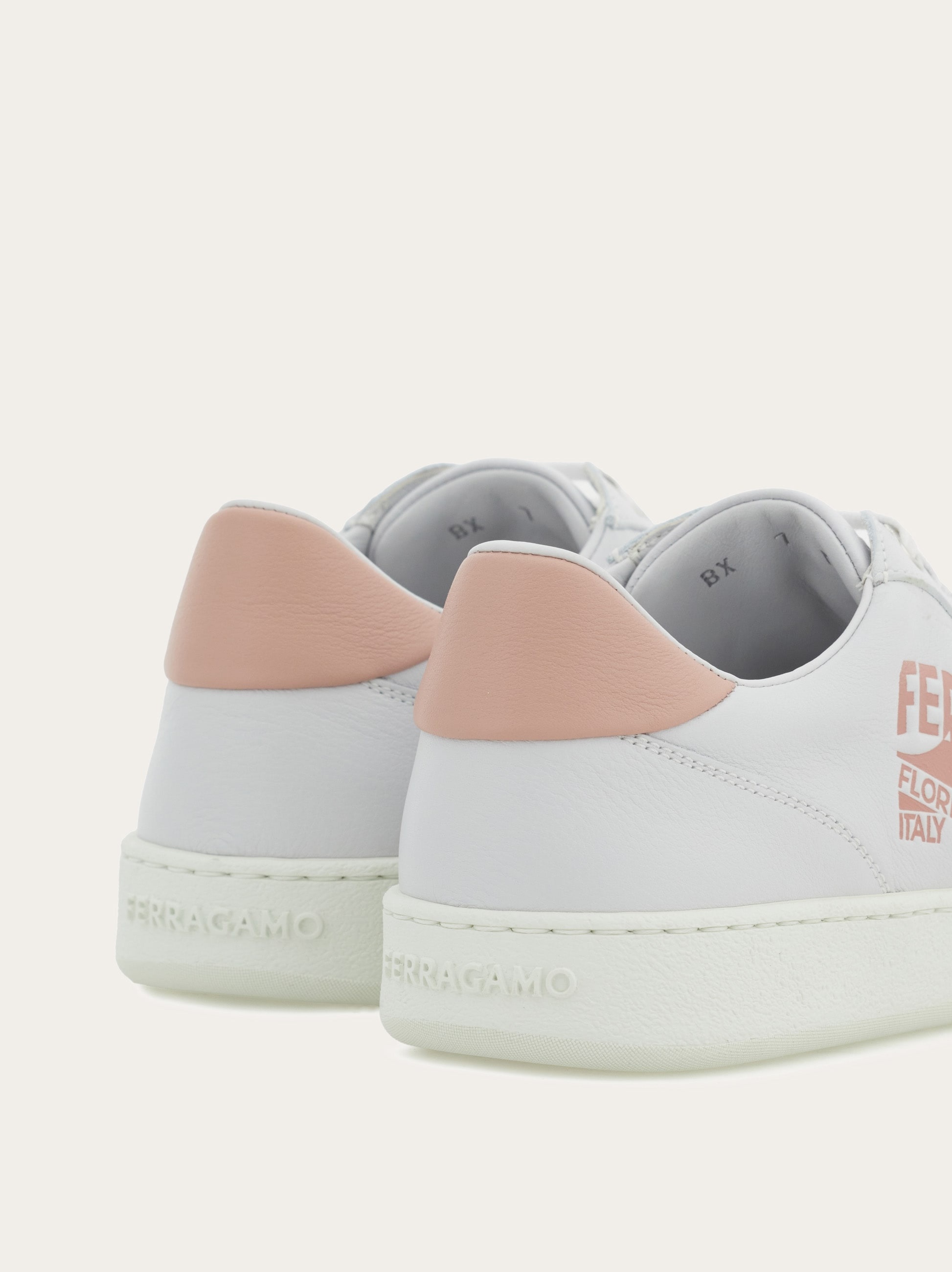 Low top sneaker with logo - 4