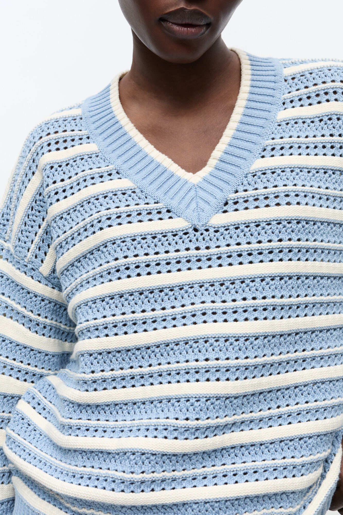 BLUE STRIPED COTTON V-NECK SWEATER - 5