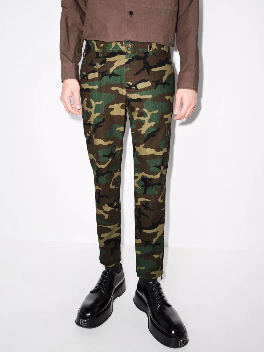 camouflage-print cropped cargo trousers - 2