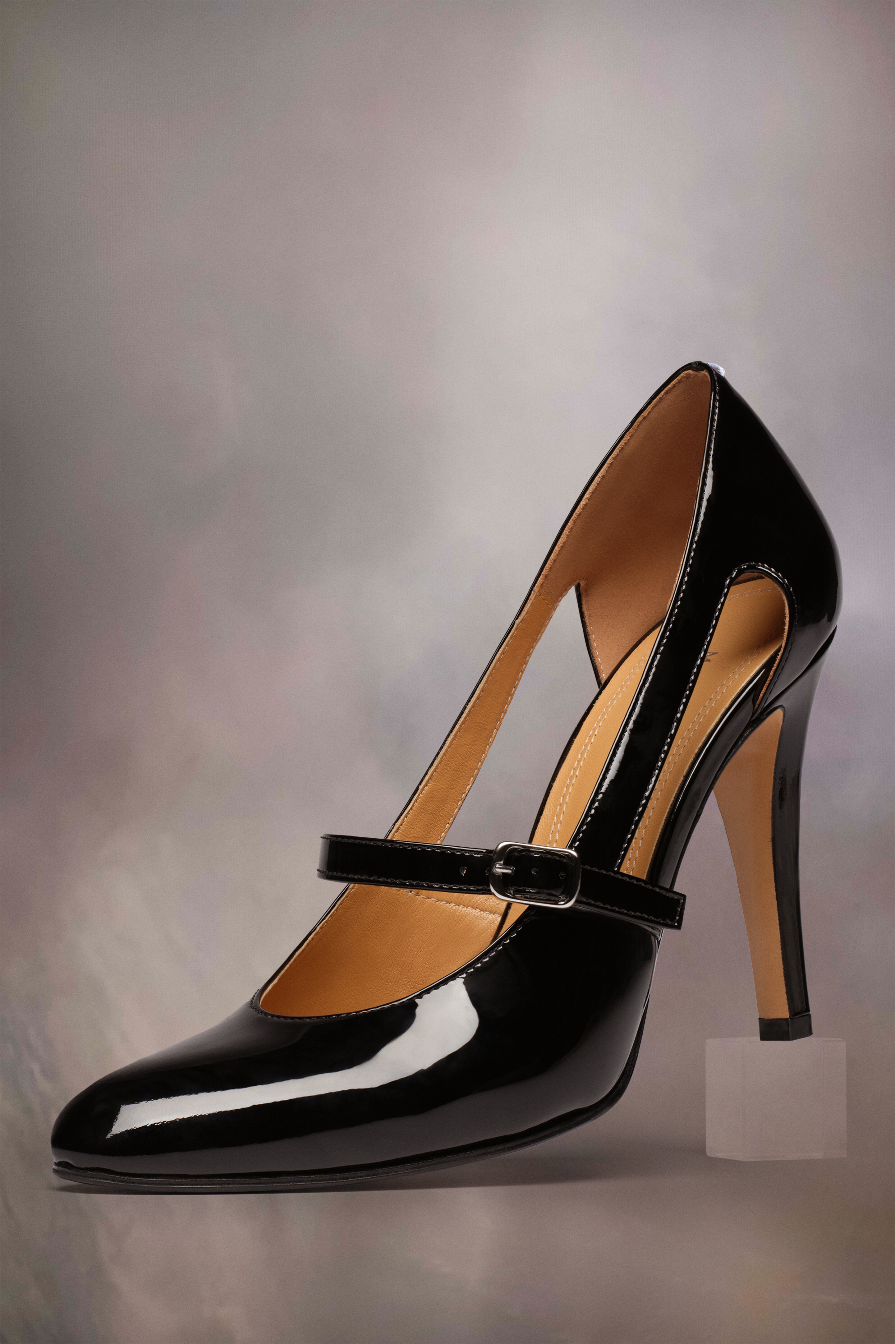 【関税＆送料込み】Maison Margiela Patent Leather Cut-Out P Maison Martin Margiela Dark Blue Patent Leather Cut Out Heel