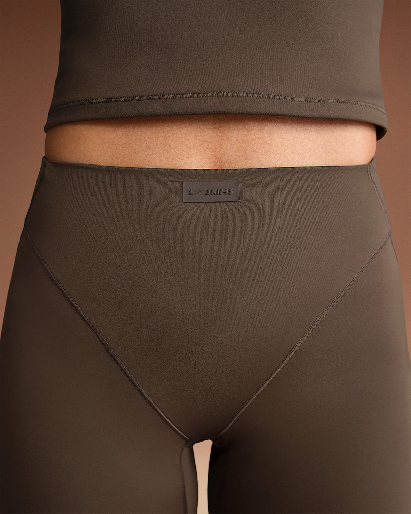NikeSKIMS Matte Women's High-Waisted V-Panel Straight Leggings 6