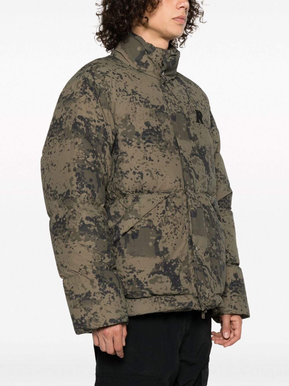 logo-embroidered camouflage puffer jacket - 3