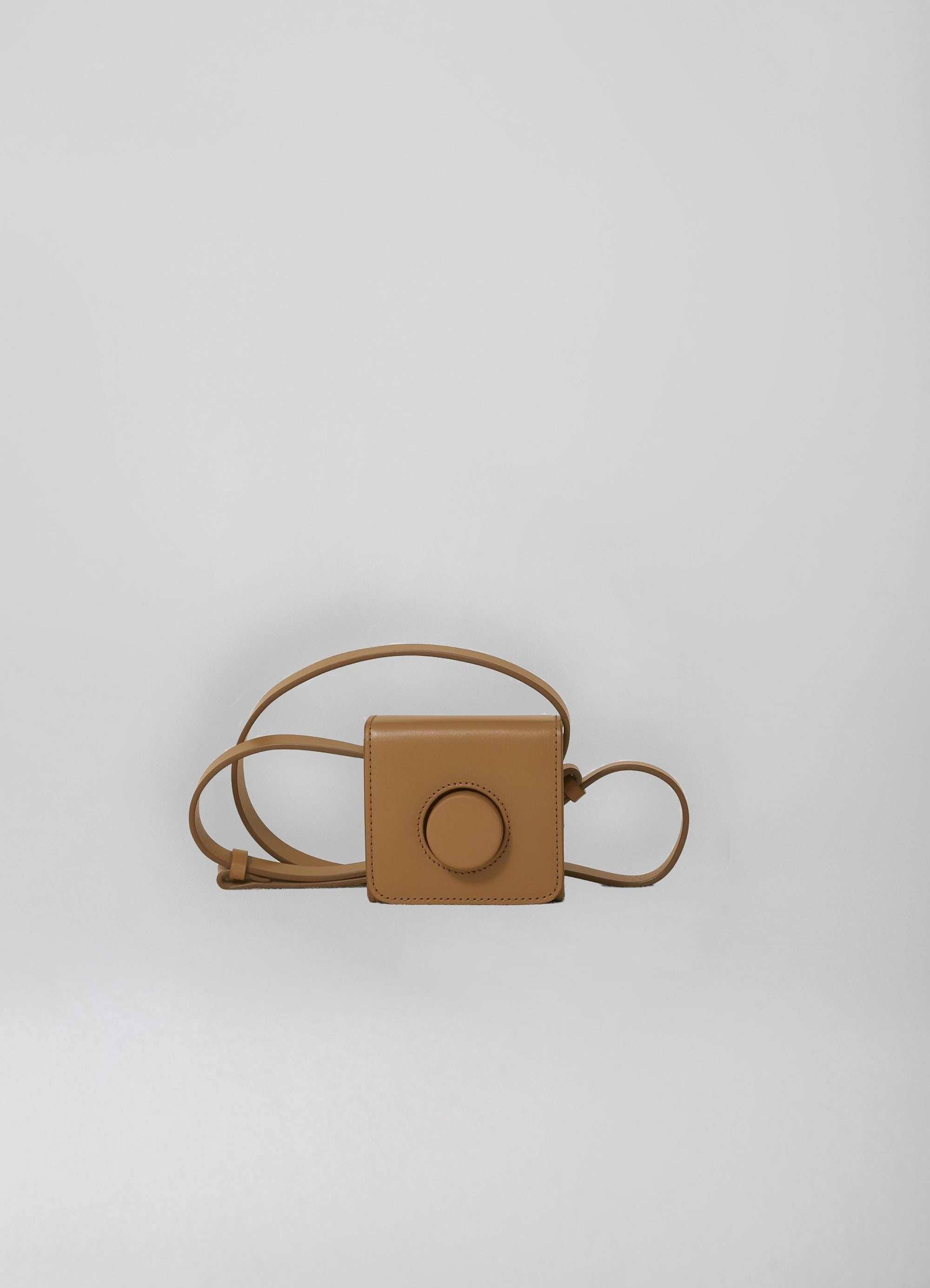 MINI CAMERA BAG / ONLINE EXCLUSIVE
VEGETABLE-TANNED LEATHER - 1