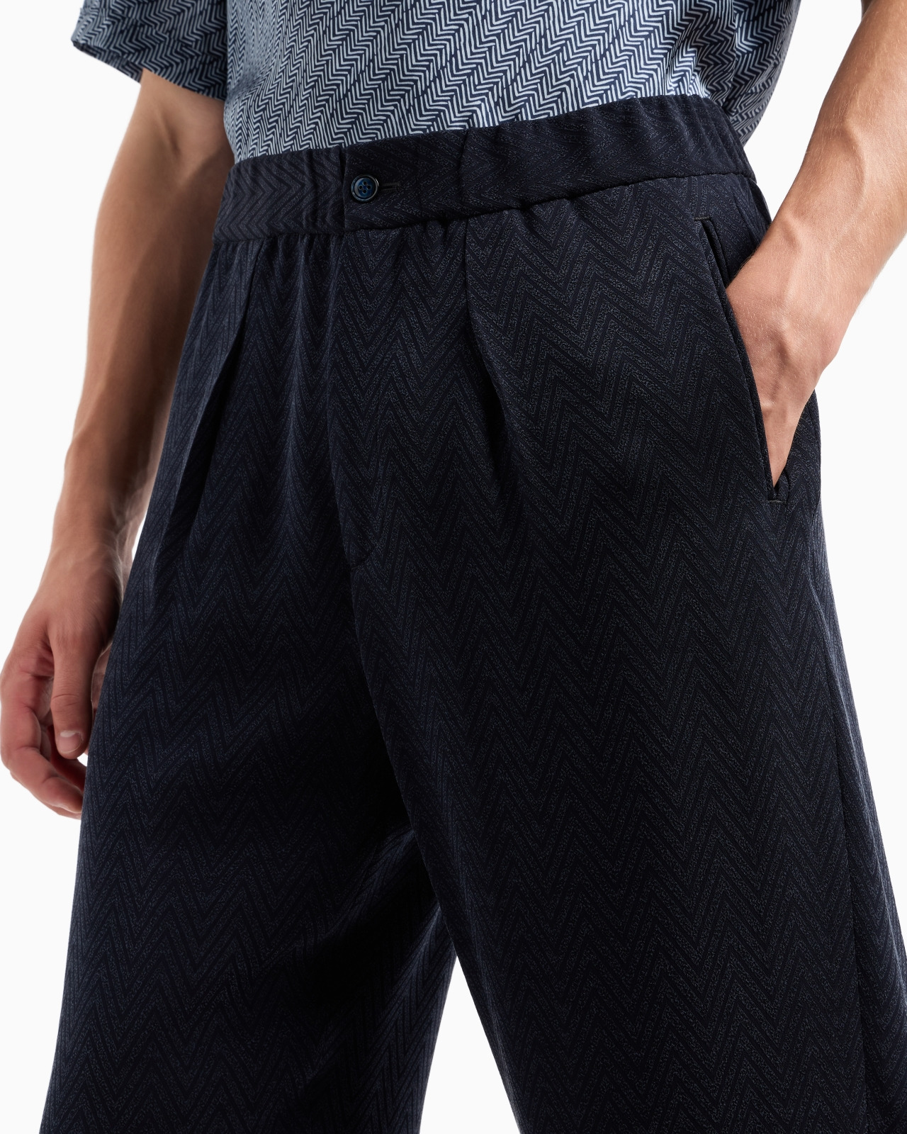 SINGLE-PLEAT TROUSERS IN A CHEVRON CUPRO AND VISCOSE - 5