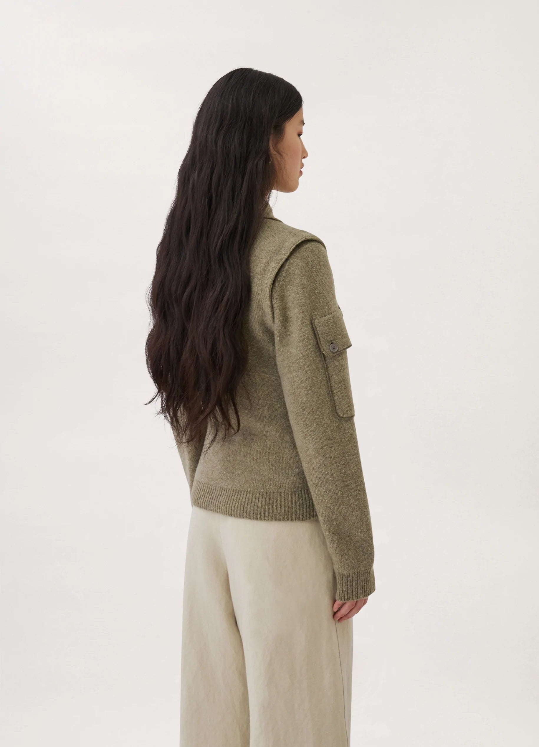 SLEEVELESS FITTED CARDIGAN
SOFT SHETLAND - 3