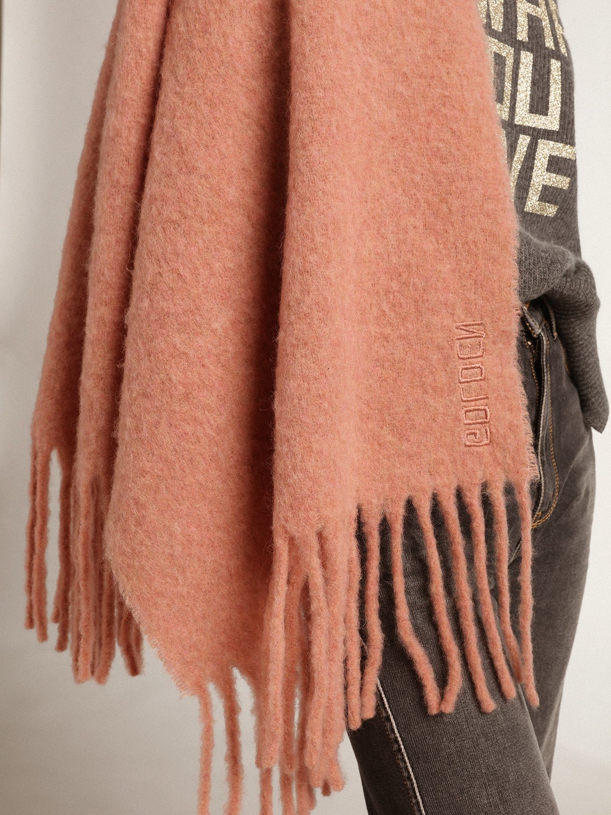 Powder pink wool scarf with fringe and ‘Golden’ lettering - 4