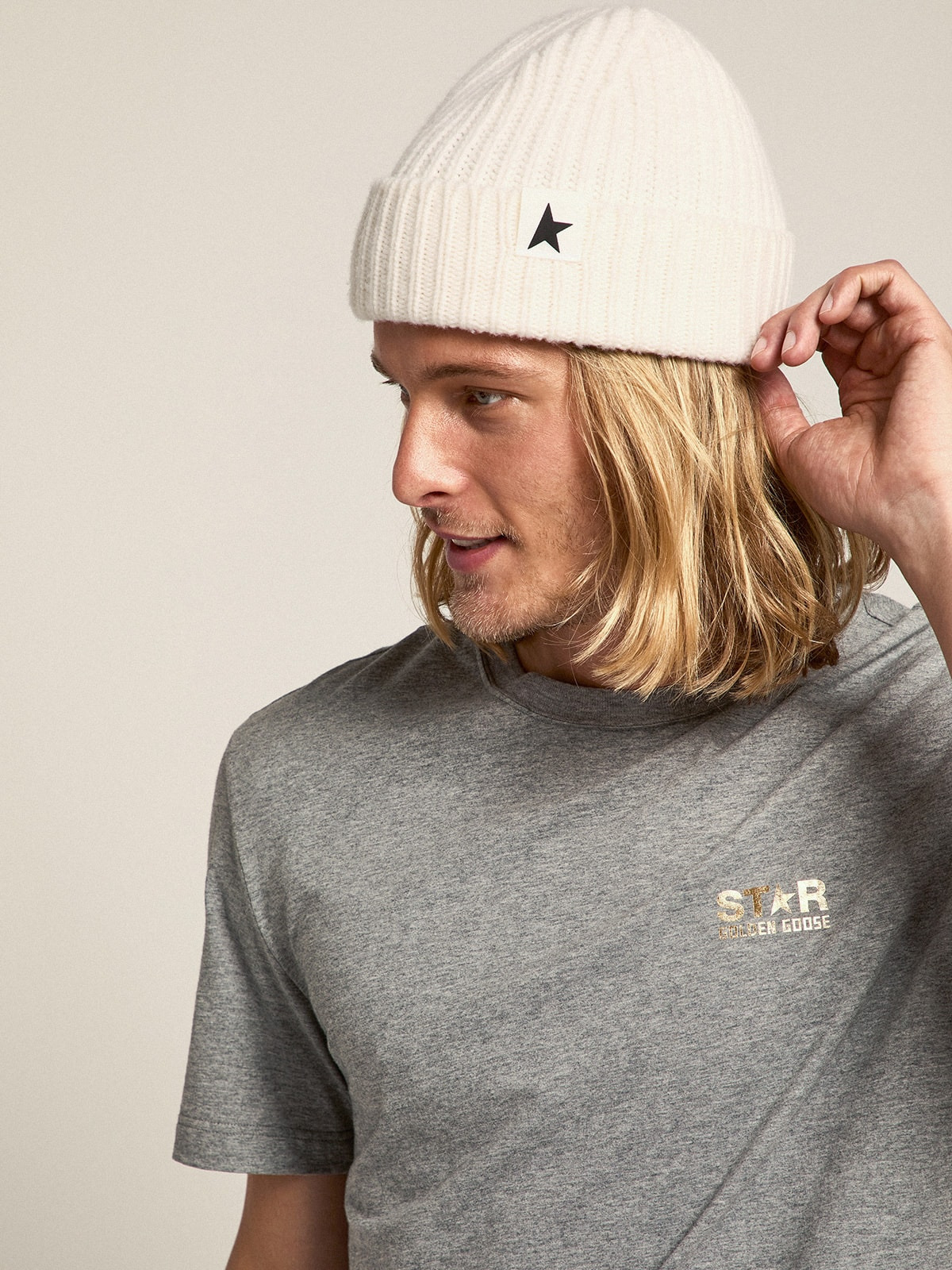 White wool beanie with contrasting black star - 4