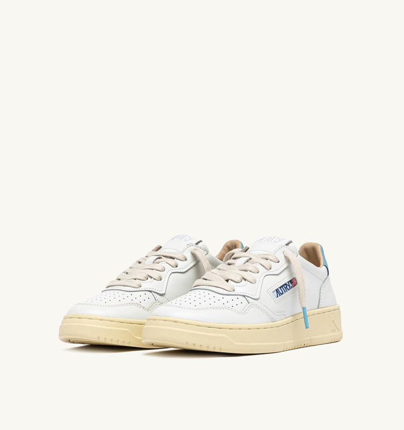 AUTRY MEDALIST LOW SNEAKERS IN WHITE AND FORGET ME NOT LEATHER outlook