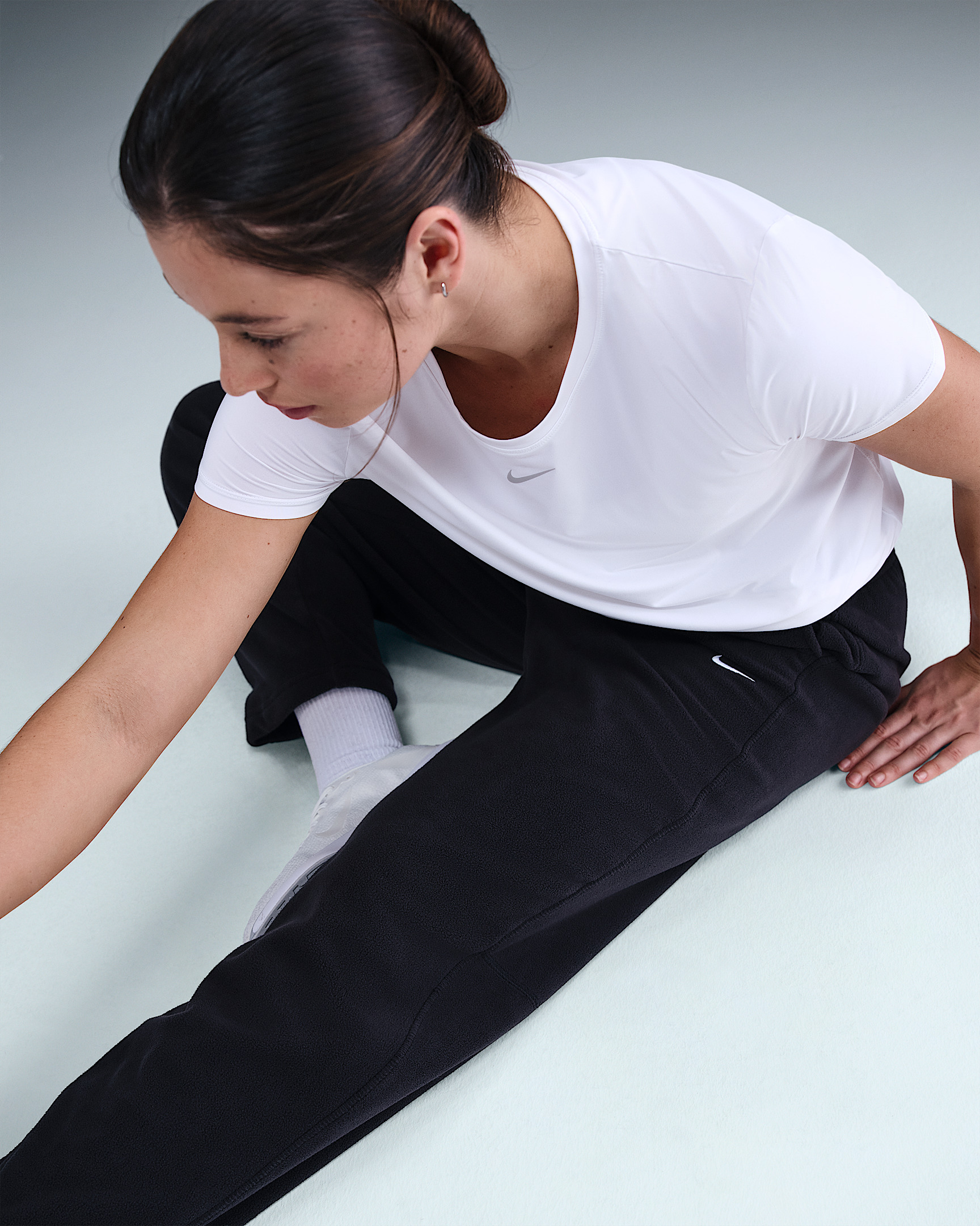 Nike One Women's Therma-FIT Mid-Rise Fleece Pants - 5