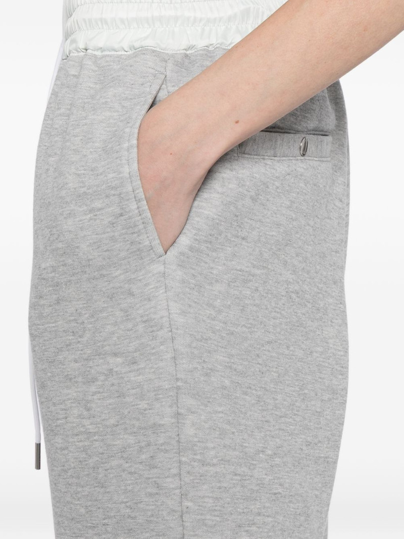 contrast-colour trousers 5